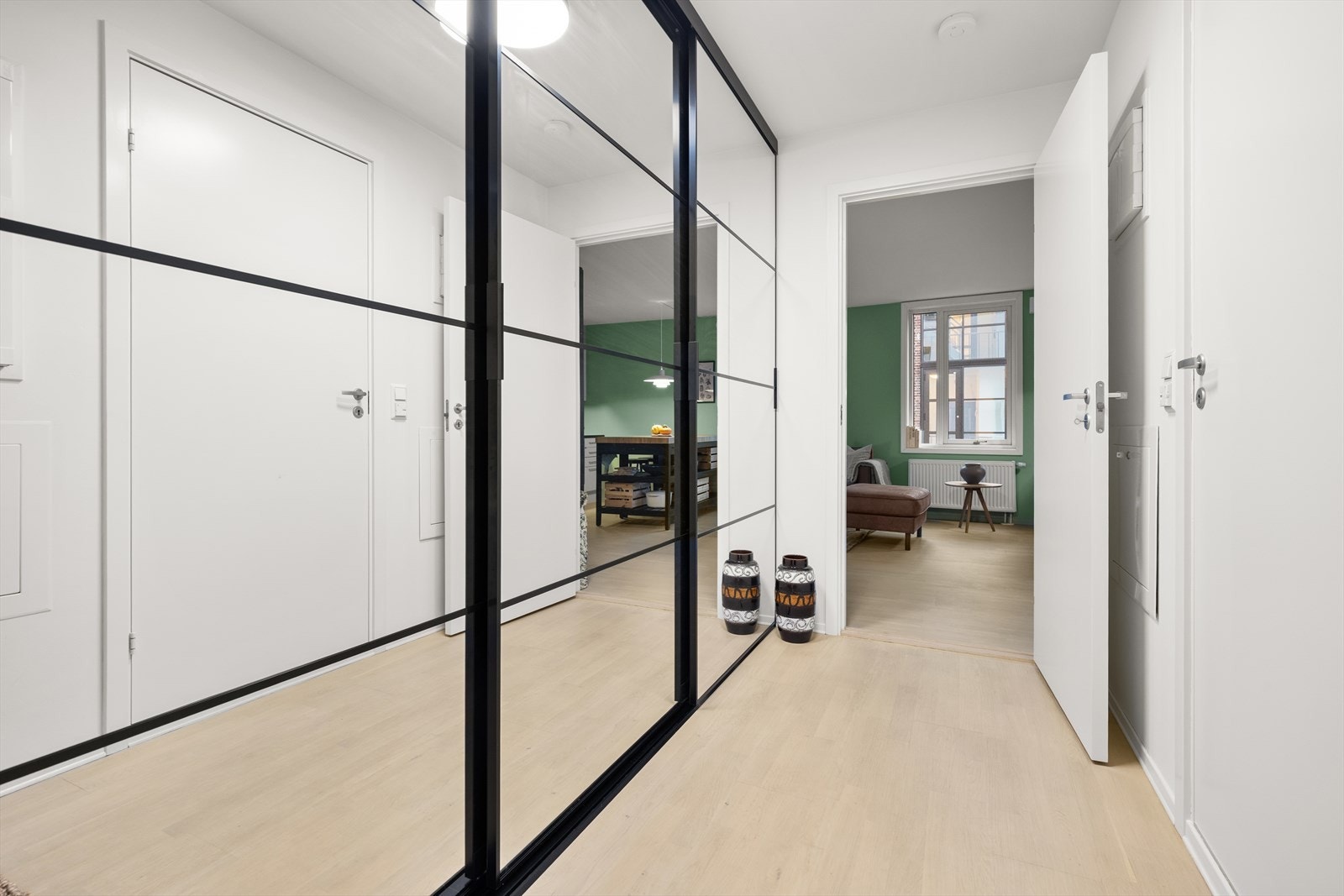 Velkommen hjem - Romslig entré med stor skyvedørsgarderobe Galleribilde