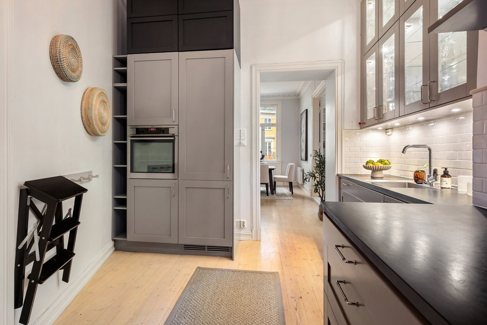 Det er rikelig med oppbevaringsplass i både skuffer og skap, og den store benkeplassen gjør det enkelt å tilberede herlige måltider. Galleribilde