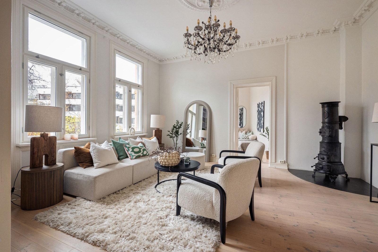 I stuen er 1 av boligens 3 ildsteder. Peisen er en lekker og klassisk stålpeis som varmer godt om vinteren. Galleribilde