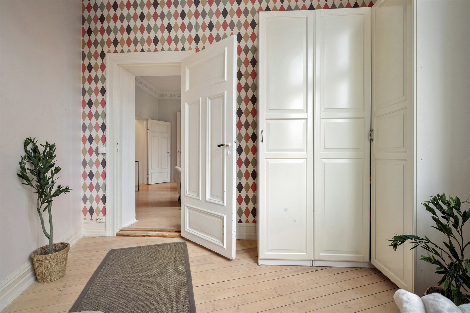 Rommet passer perfekt som barnerom, gjesterom eller kontor. Også her er det rikelig med oppbevaring i et romslig garderobeskap. Galleribilde