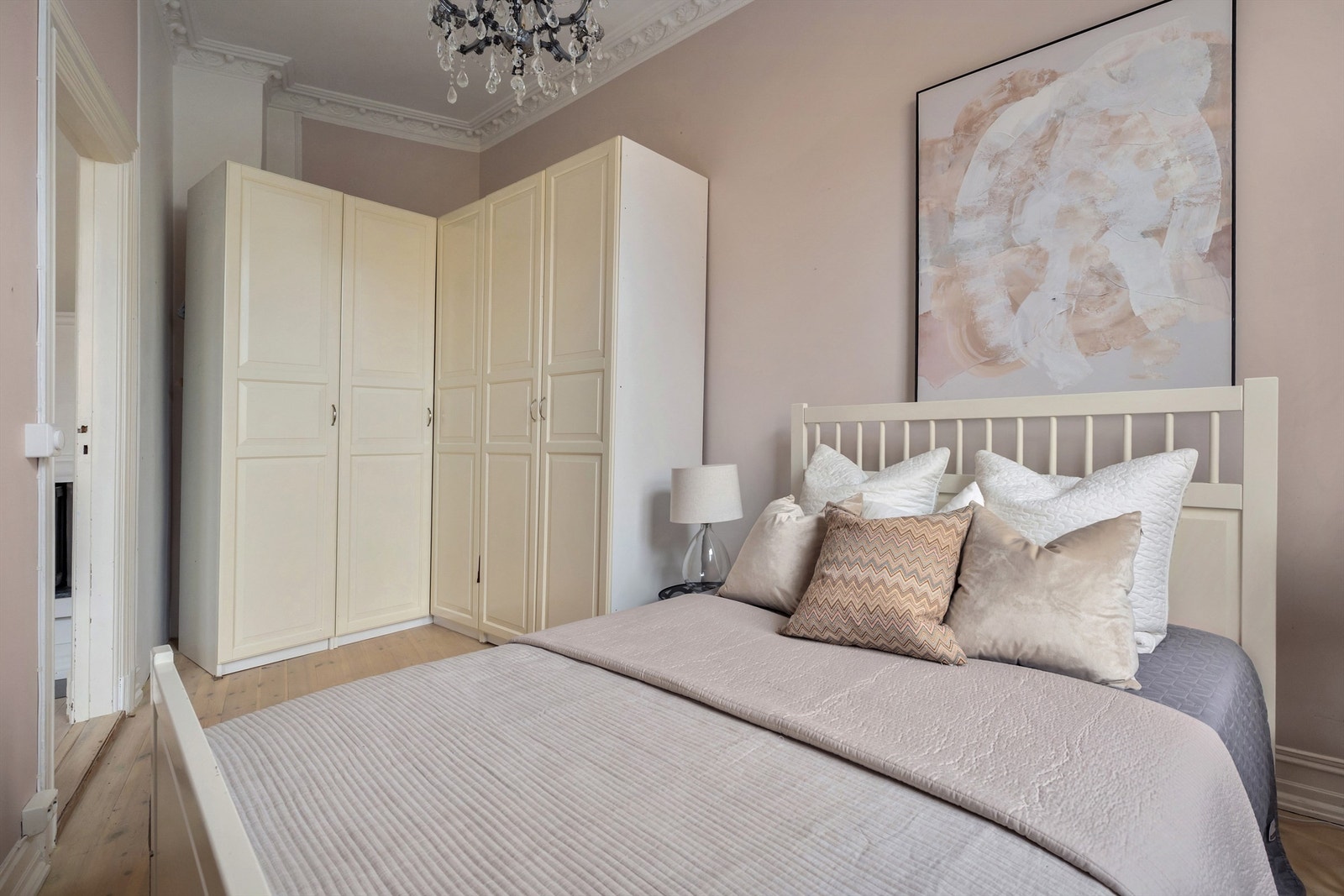 Rommet er holdt i lekre og tidløse nyanser. Galleribilde