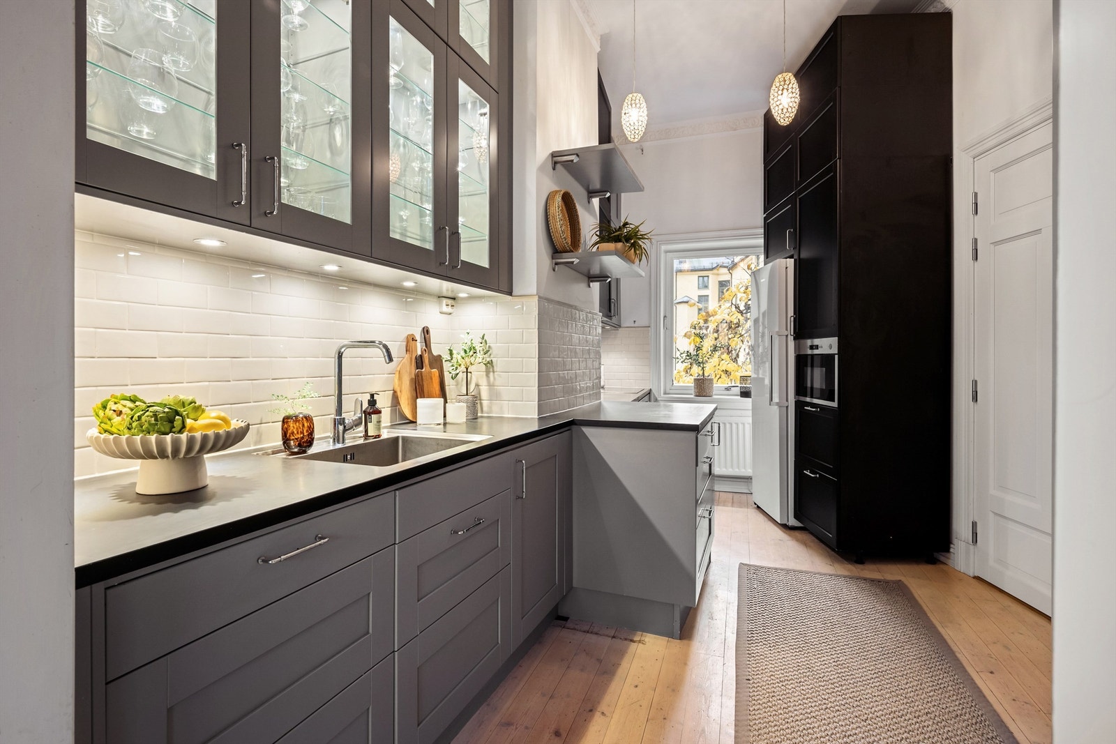 Kjøkkenet er holdt i en delvis åpen løsning. Galleribilde