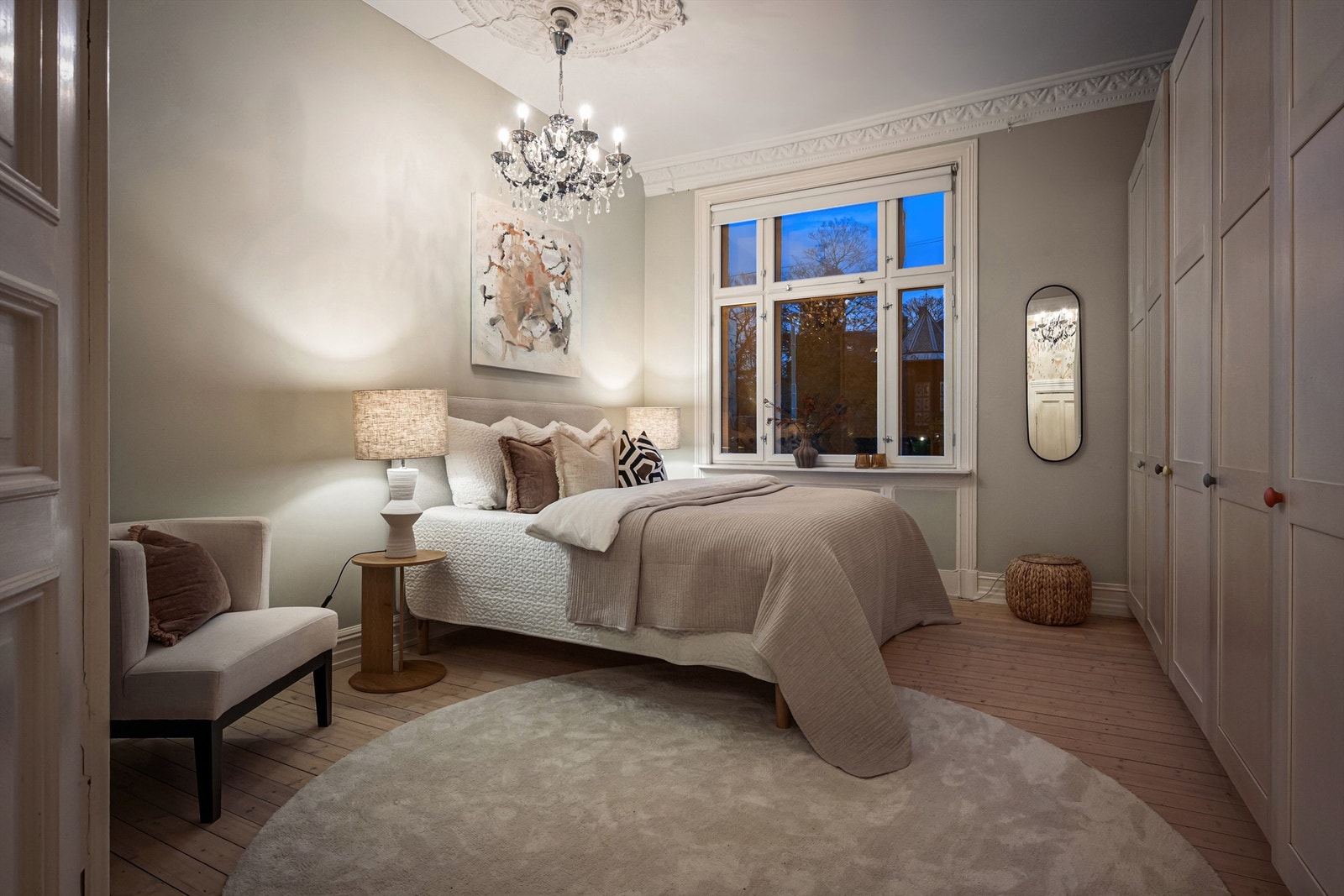 Det er rikelig med oppbevaringsplass i en romslig skyvedørsgarderobe. Galleribilde