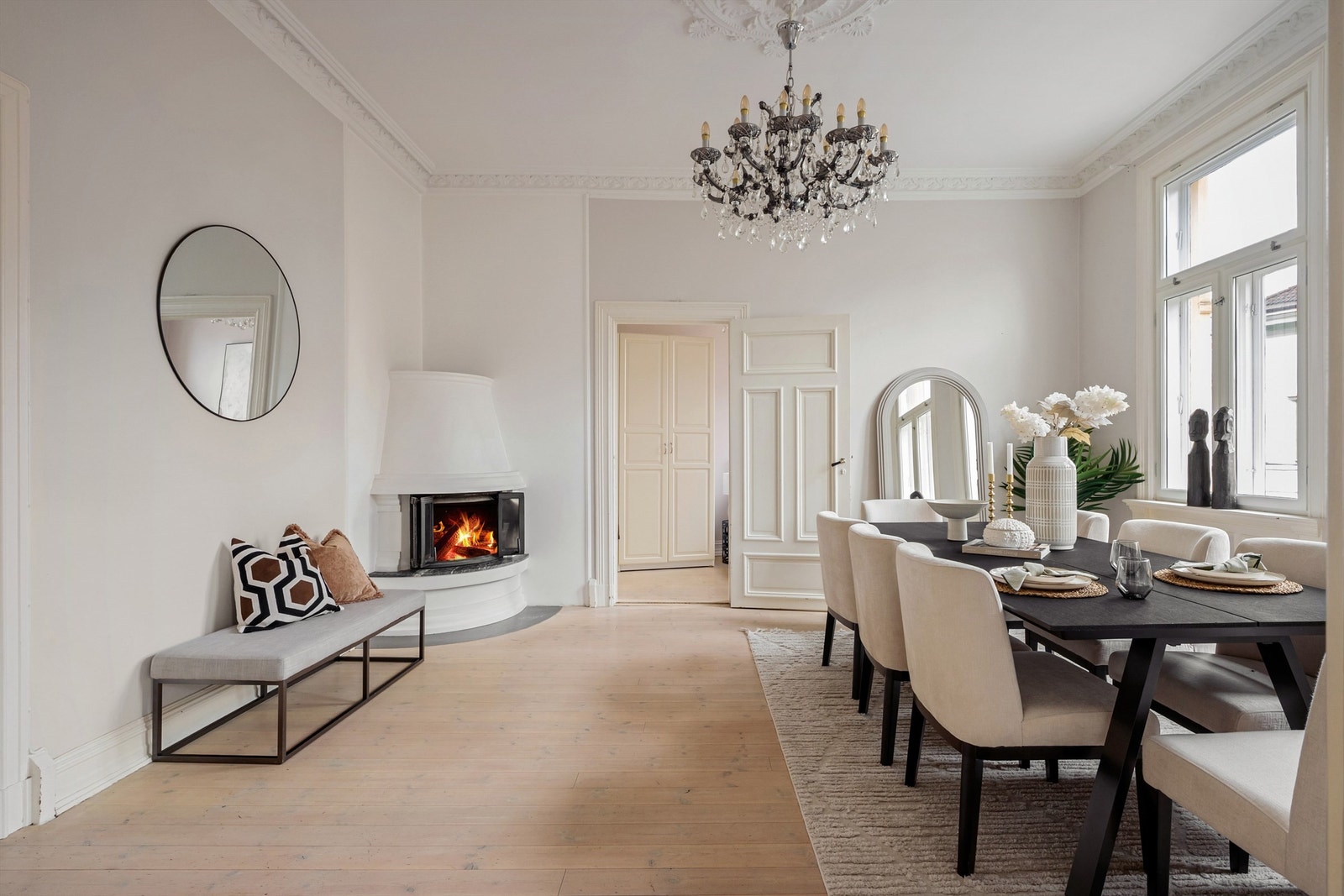 Spisestuen er også av god størrelse med plass til spisebord og stoler. Galleribilde