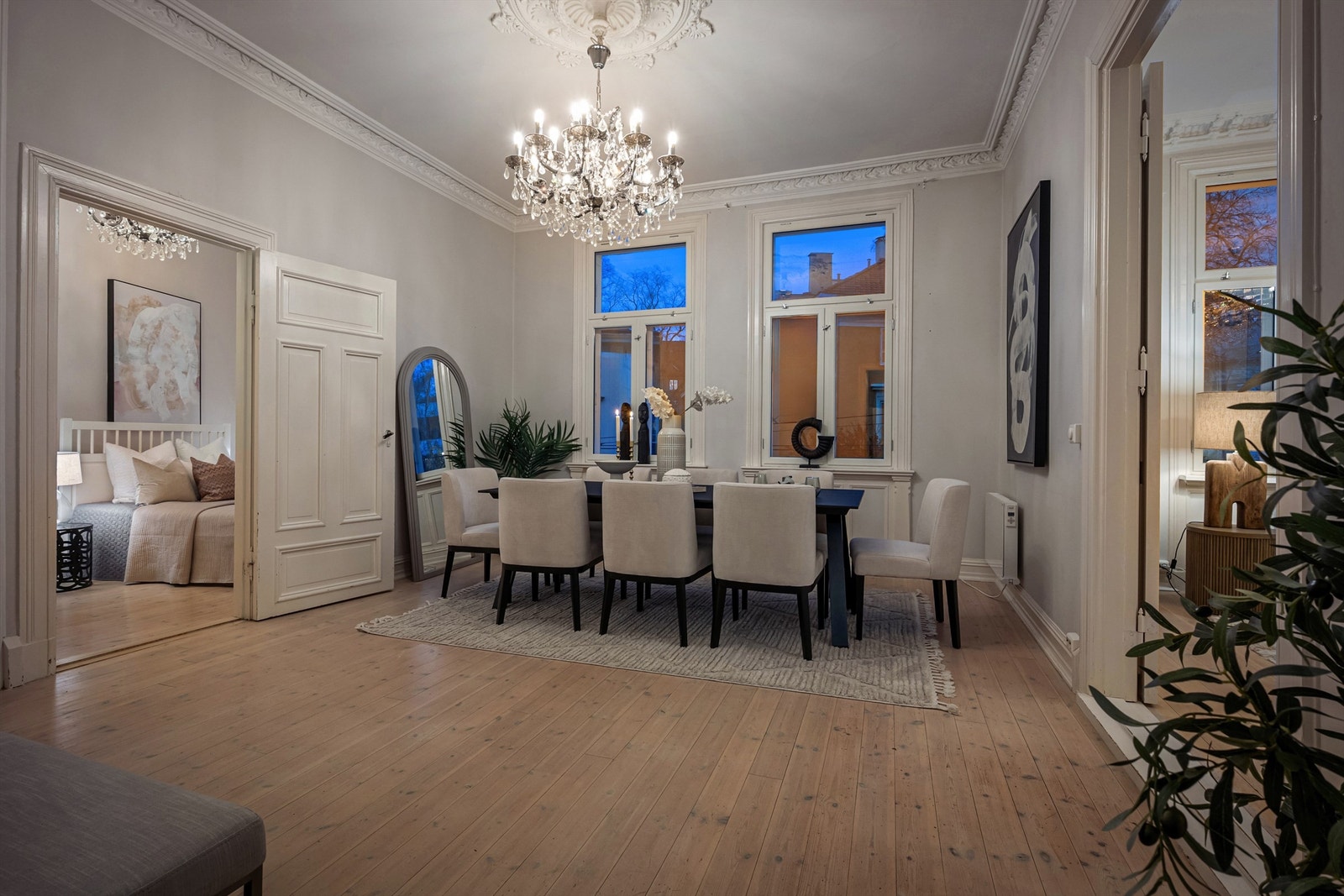 Lekkert heltre gulv er gjennomgående i leiligheten, med unntak av bad og entré. Galleribilde