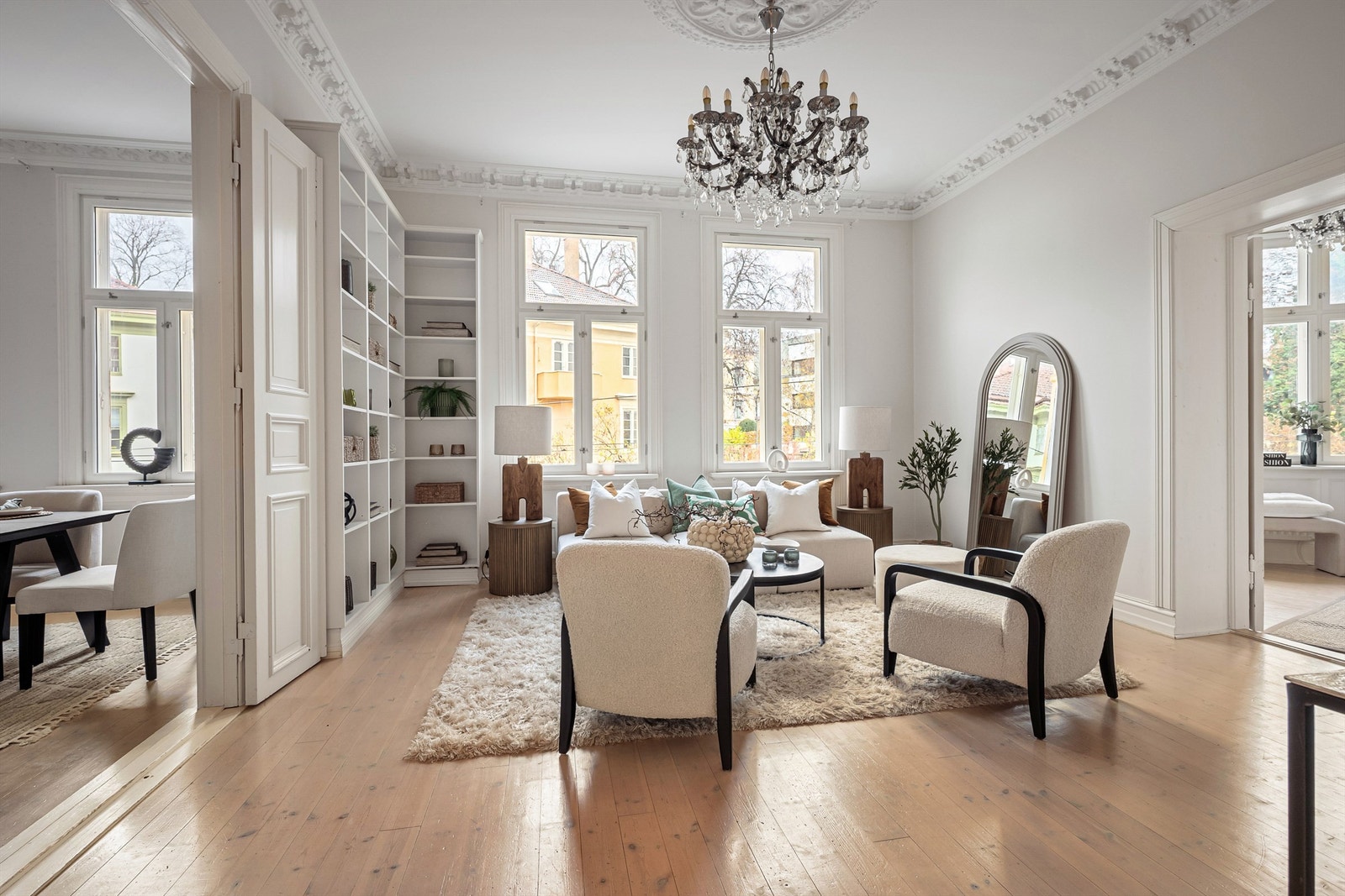 Stuen er av god størrelse med plass til sofagruppe, salongbord og TV-seksjon. Foto: Mats Holst Galleribilde