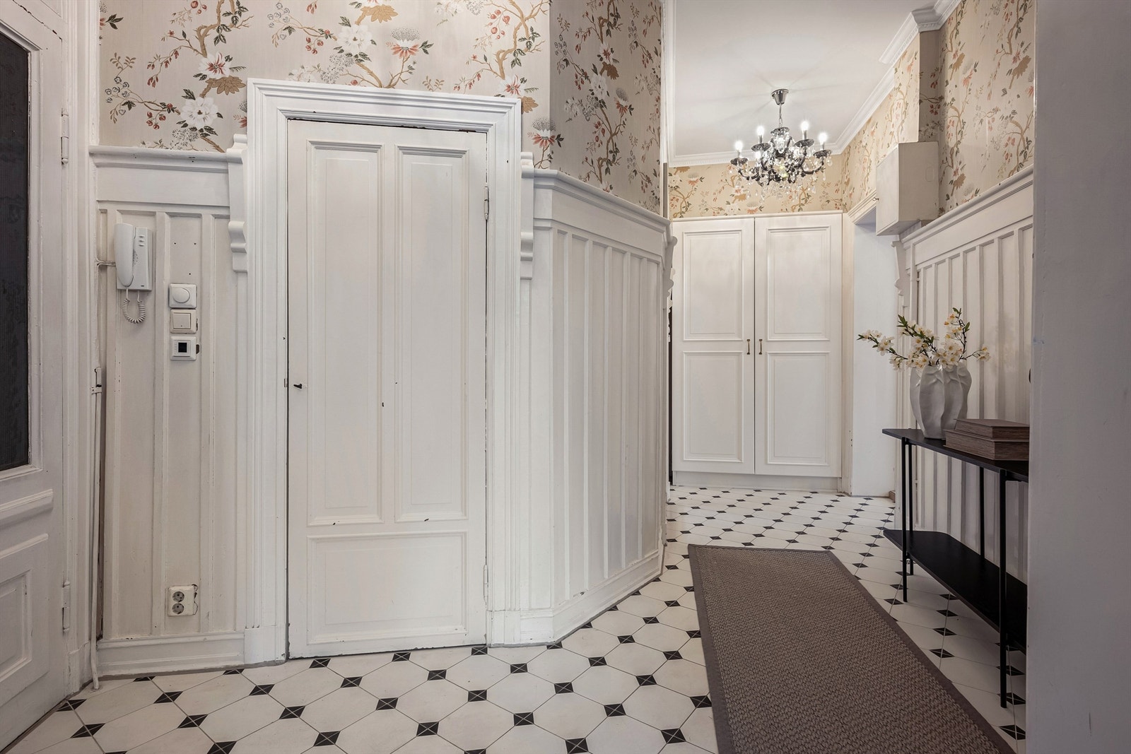 Velkommen! Entréen er innbydende med lekre detaljer, og gir et umiddelbart godt førsteinntrykk. Gulvet er flislagt med varmekabler, som sørger for en behagelig velkomst. Galleribilde