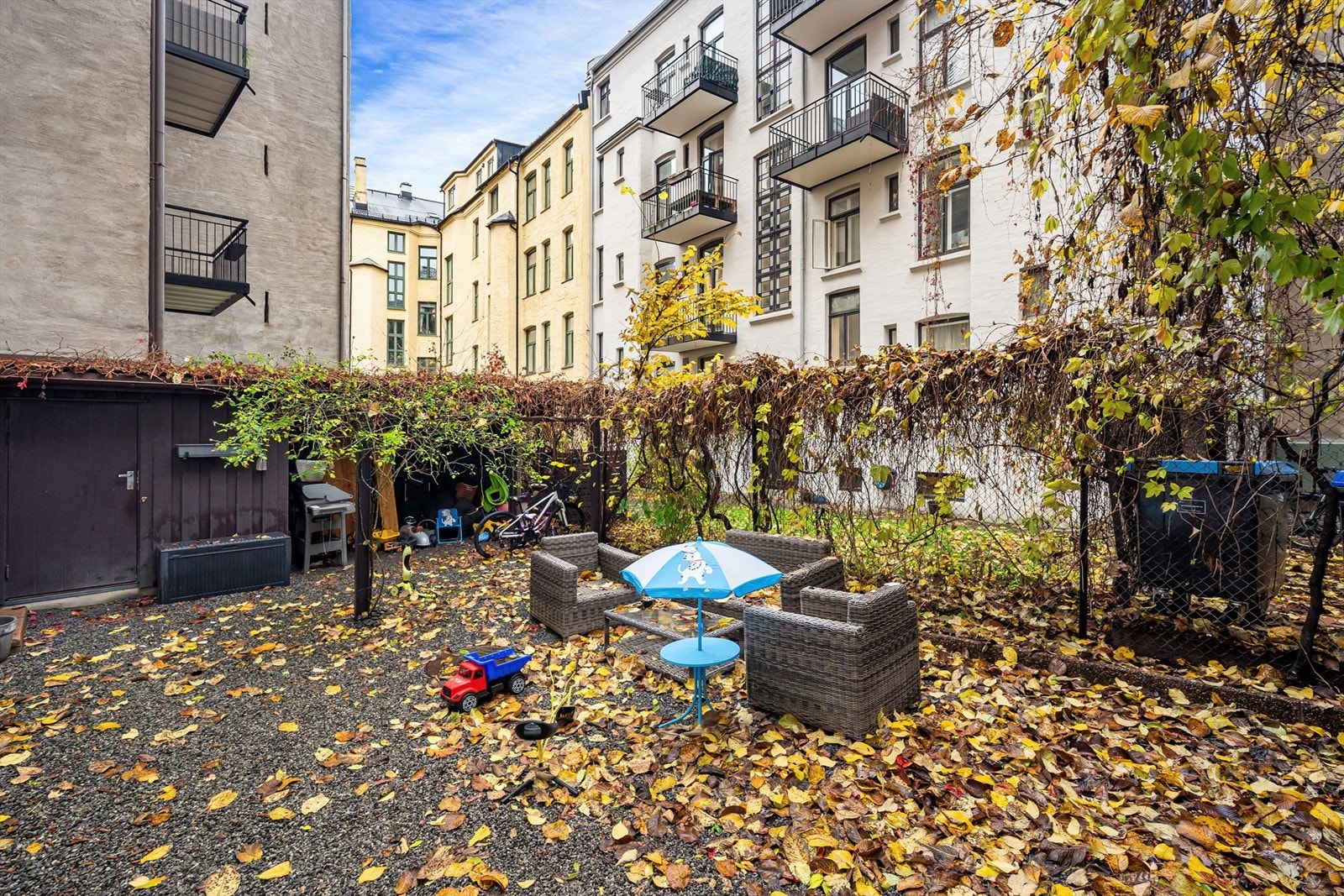Bakgården er sjarmerende og barnevennlig. Galleribilde