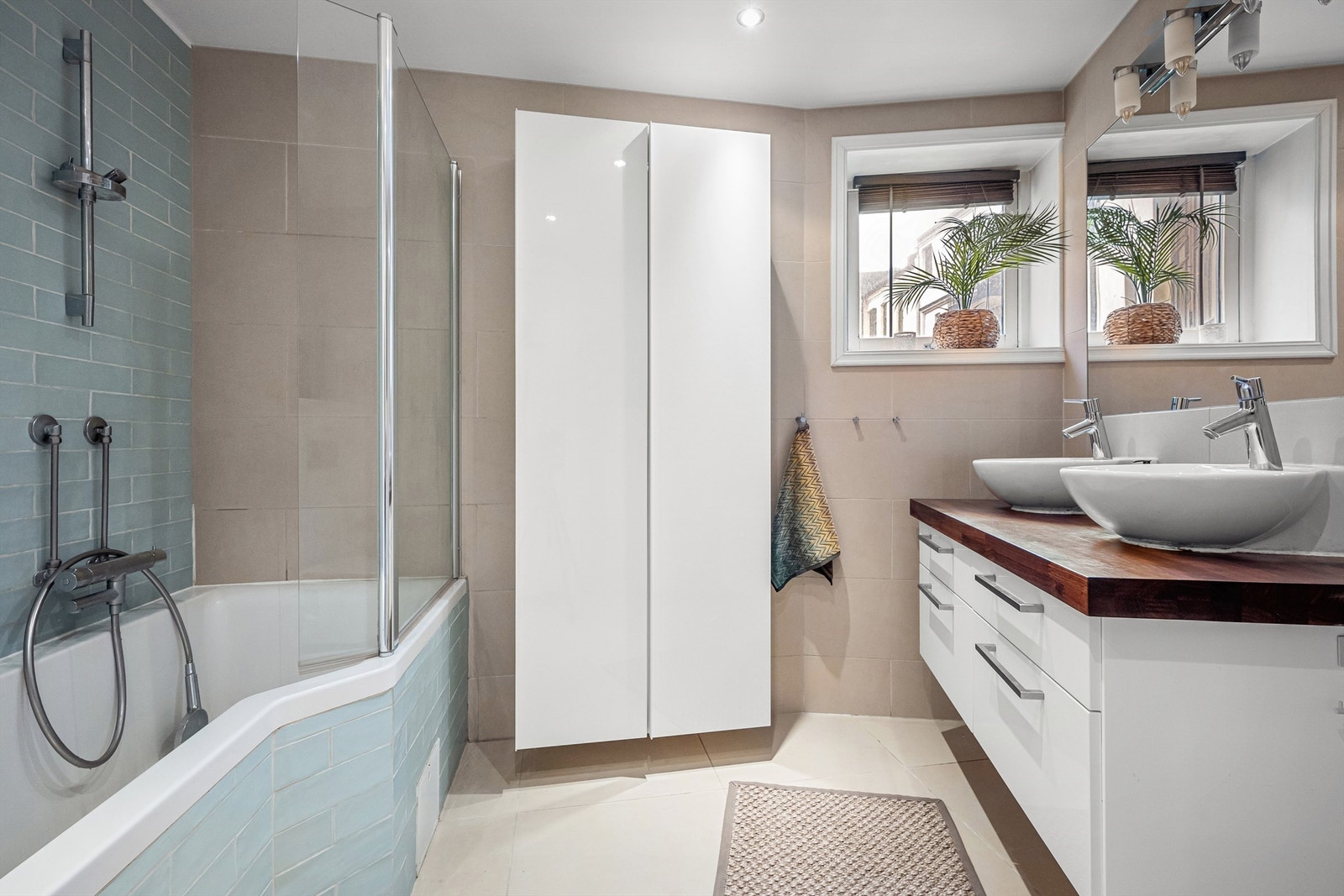 Badet er fislagt på gulv og vegger medvarme i gulvet. Nedsenket himling med downlights. Galleribilde