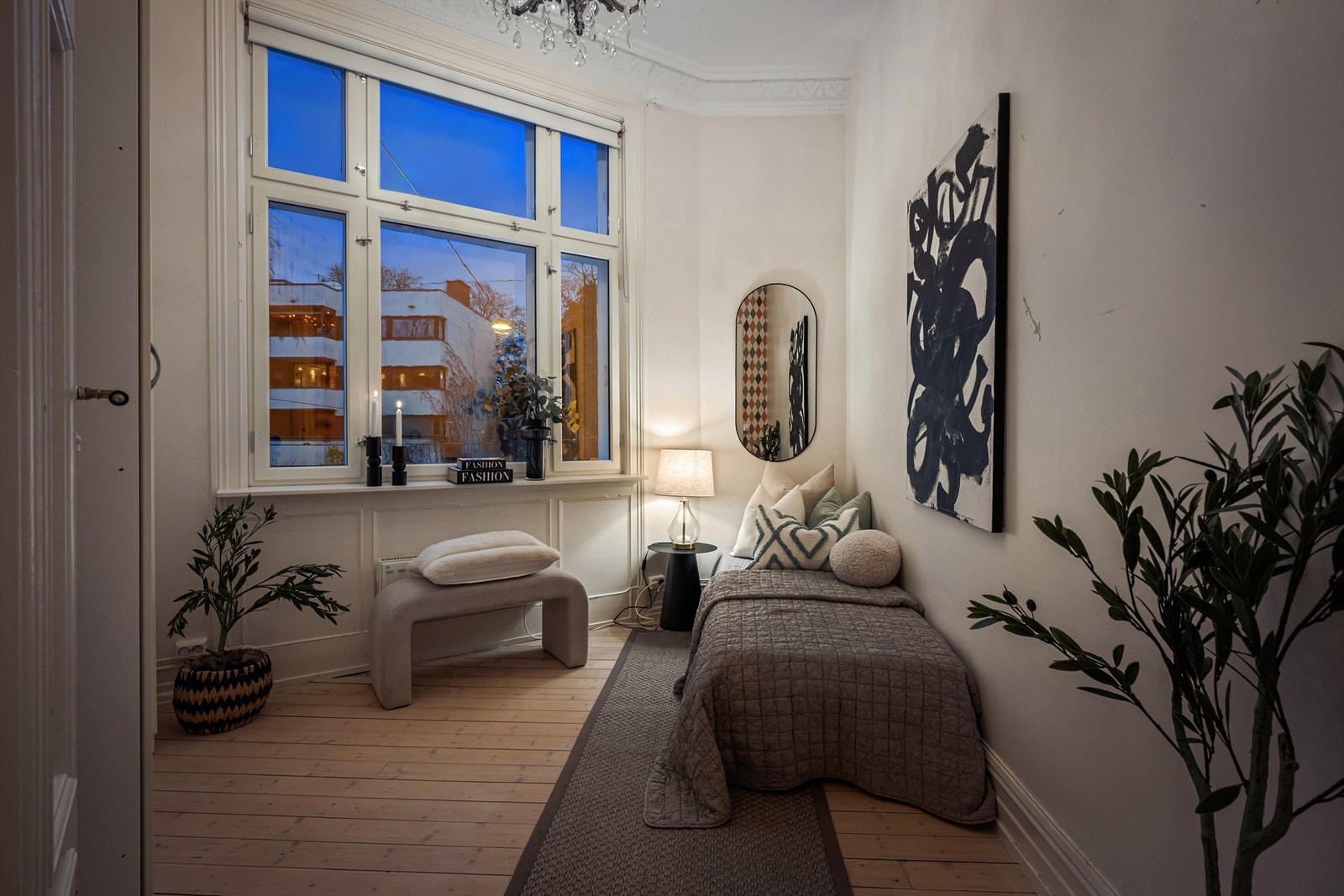 Boligens tredje soverom er av god størrelse med plass til seng og nattbord. Galleribilde