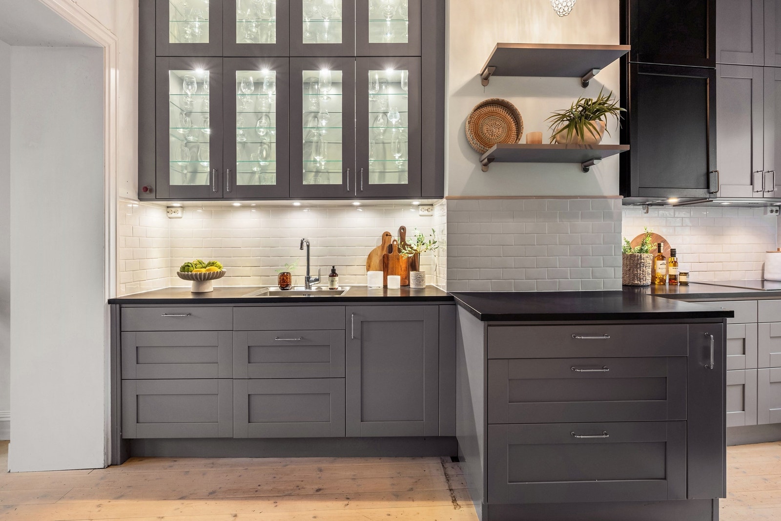 Kjøkkeninnredning er fra 2016 med profilerte fronter og laminert benkeplate. Oppvaskkum med ett-greps armatur. Flislagt flate mellom benkeplate og overskap. Galleribilde