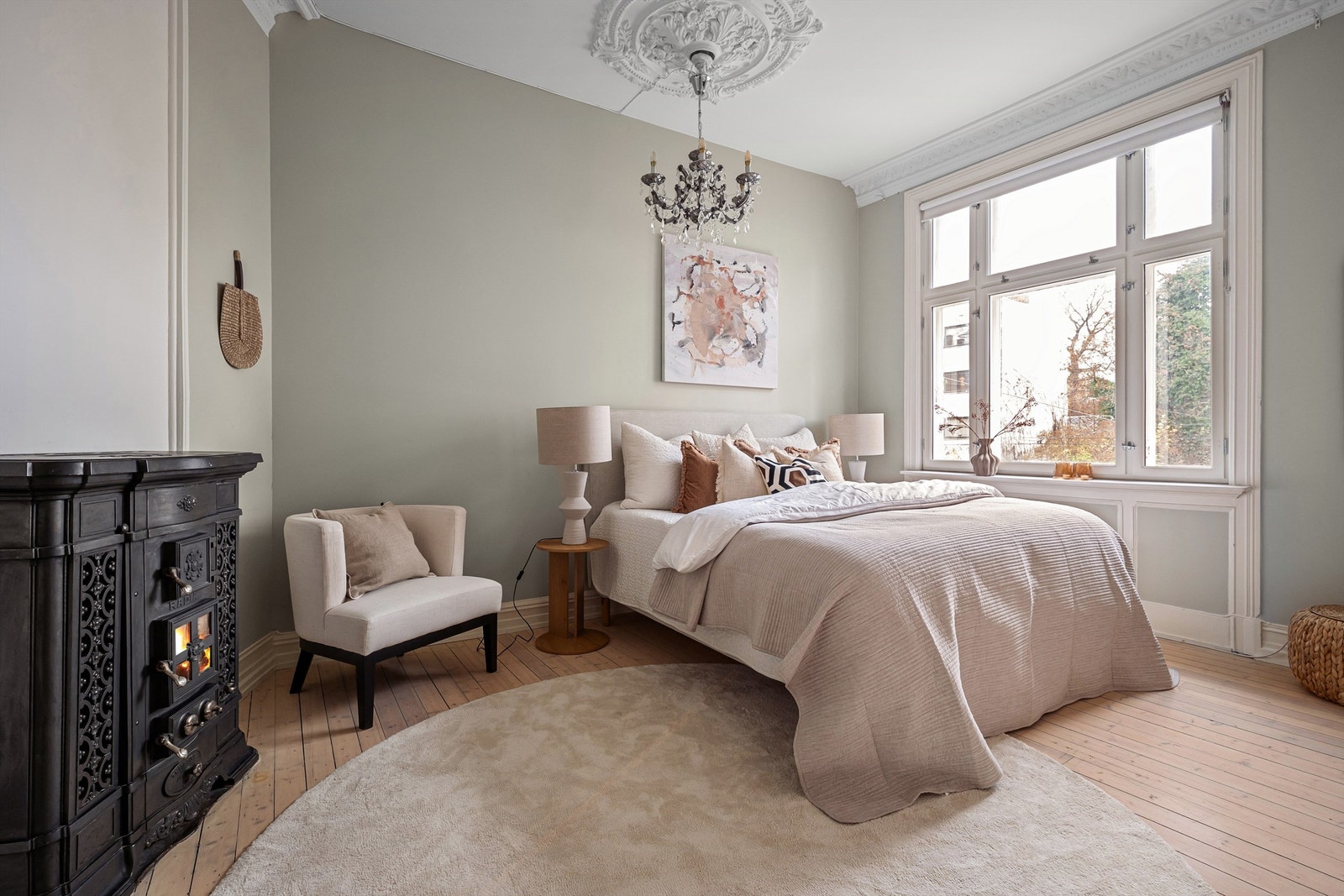 Hovedsoverommet er av god størrelse med plass til dobbeltseng, tilhørende nattbord og annet ønskelig soveromsmøblement. Her er det også en lekker stålpeis. Galleribilde