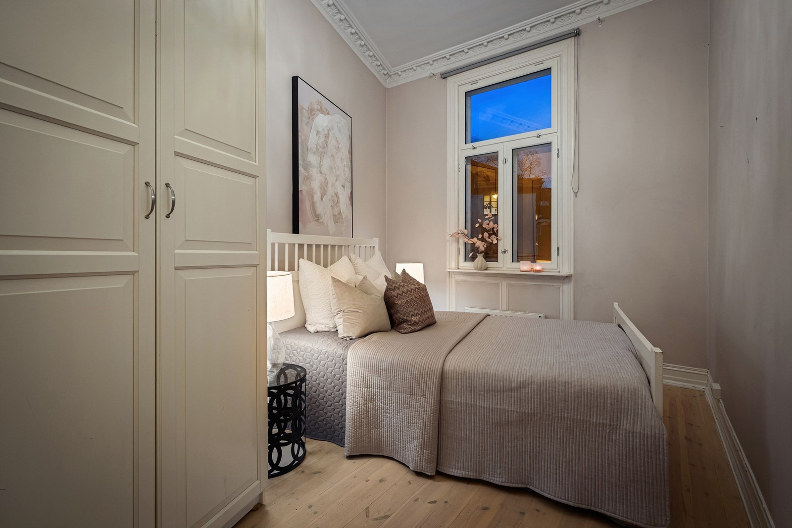 Boligens andre soverom er også av god størrelse med plass til dobbeltseng, nattbord og garderobeskap. Galleribilde