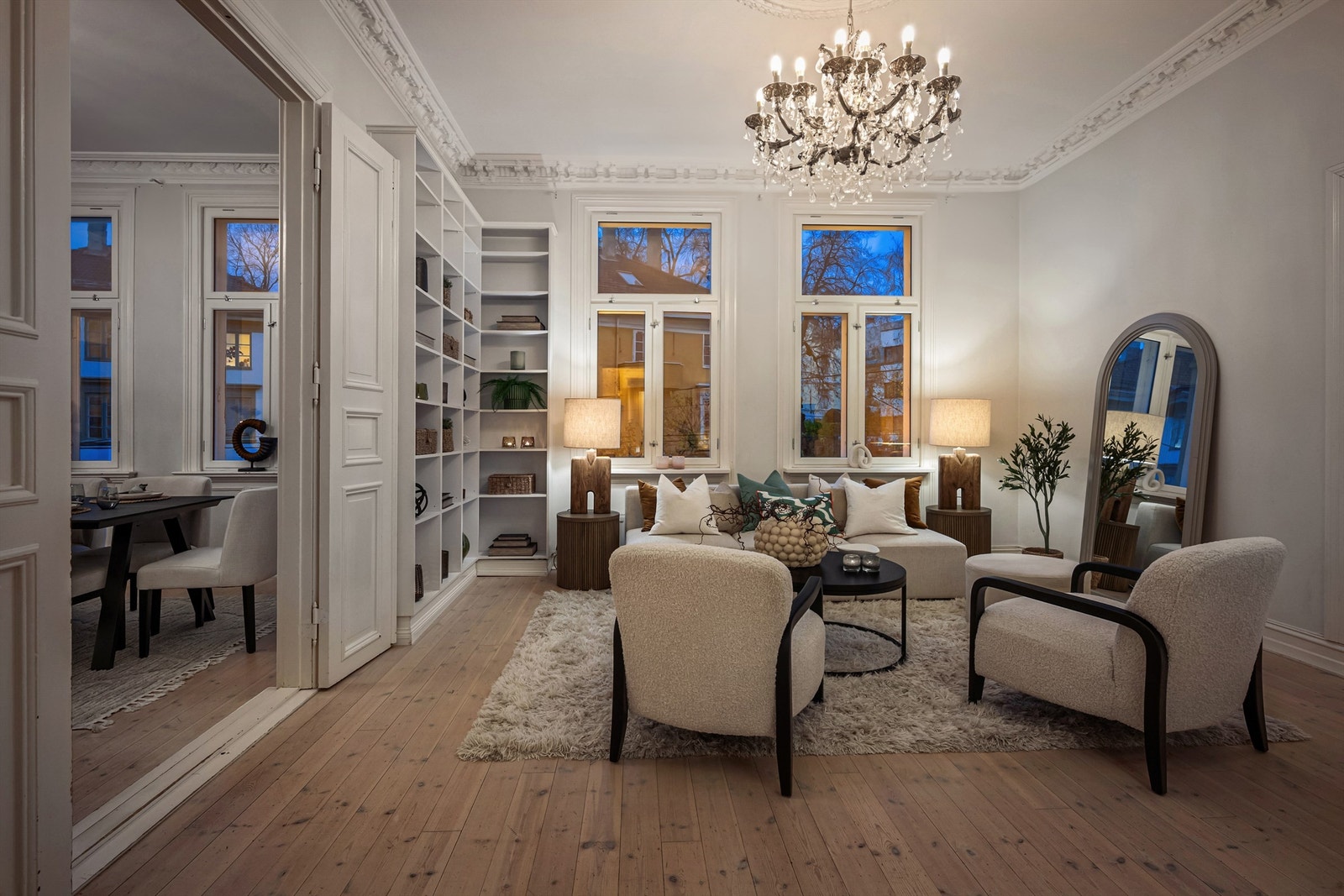 Leiligheten har flotte detaljer, med stukkatur og rosett. Galleribilde