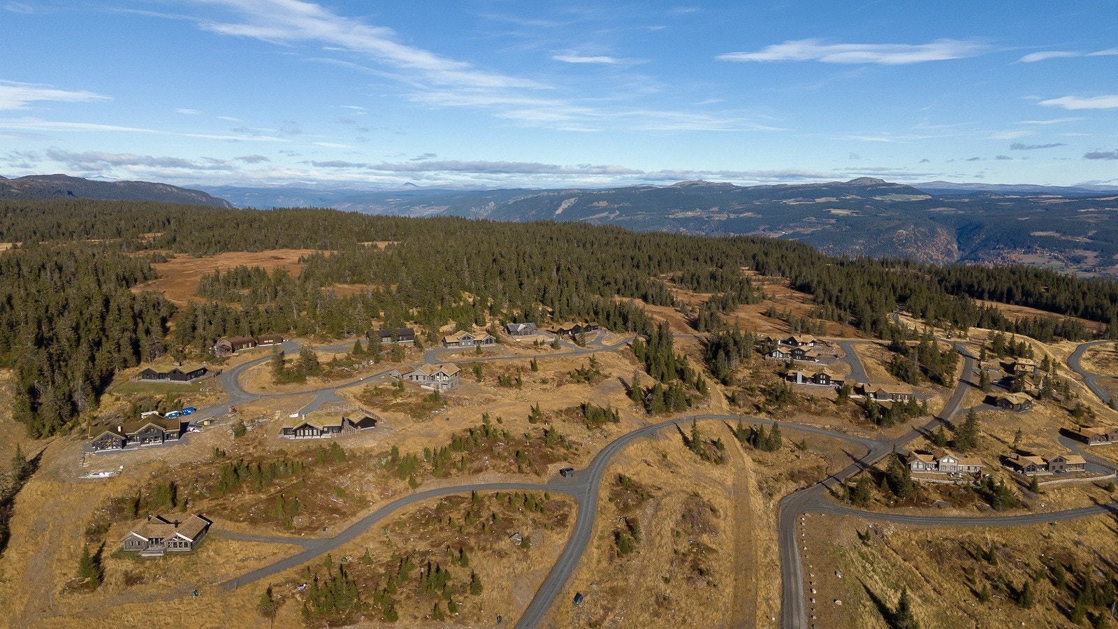 Samlet kan byggene ha en maksimal prosent bebygd areal av tomta (% BYA) på 20 %, men med et maksimalt bebygd areal (BYA) på 240 m2, inkludert utvendig parkeringsareal på 40 m2. Bygningsmassen kan maksimalt utgjøre 200 m2 BYA. Galleribilde