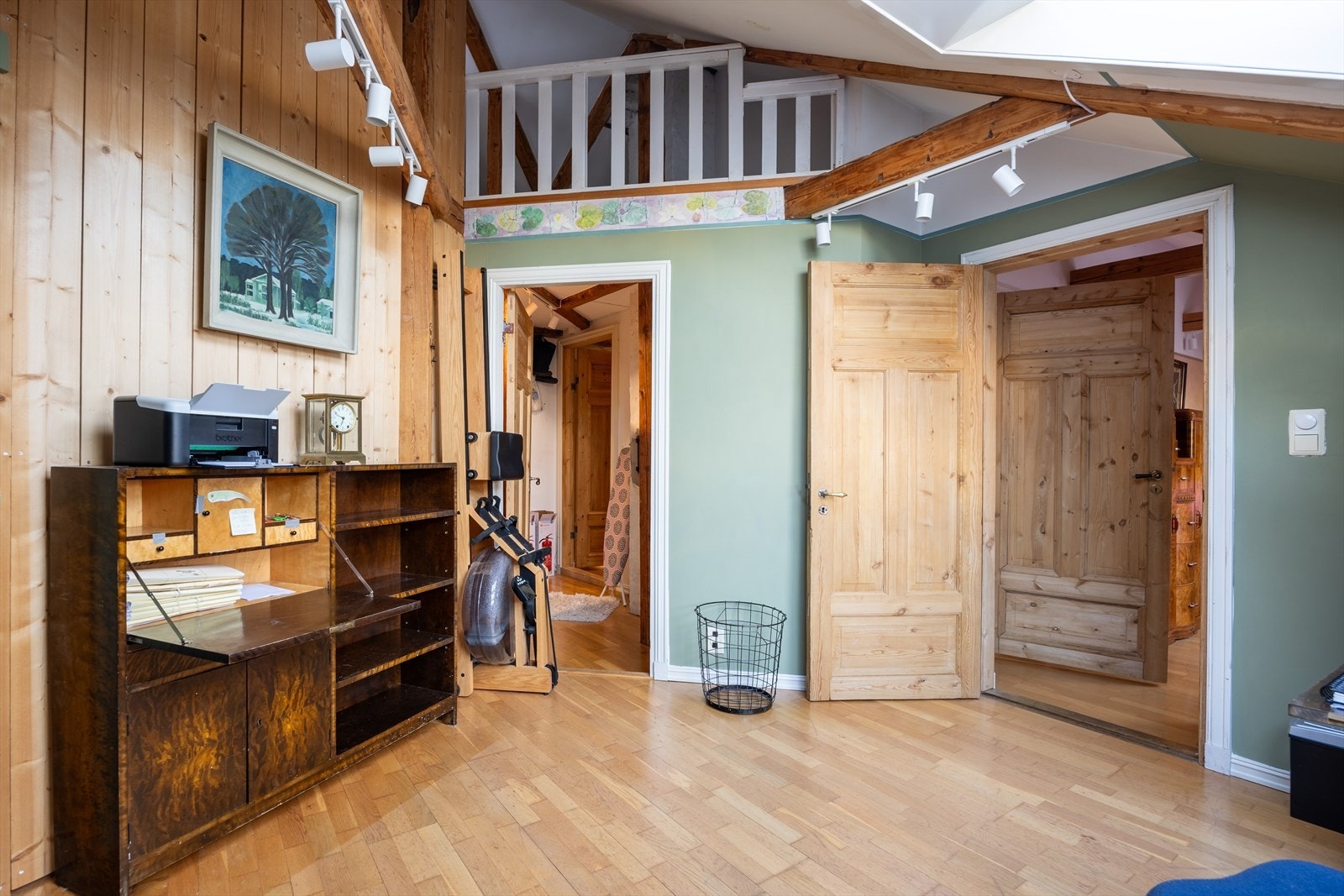 Veggen i tre er en lettvegg festet med borrelås mot gulv for å ikke lage merker i parketten Galleribilde