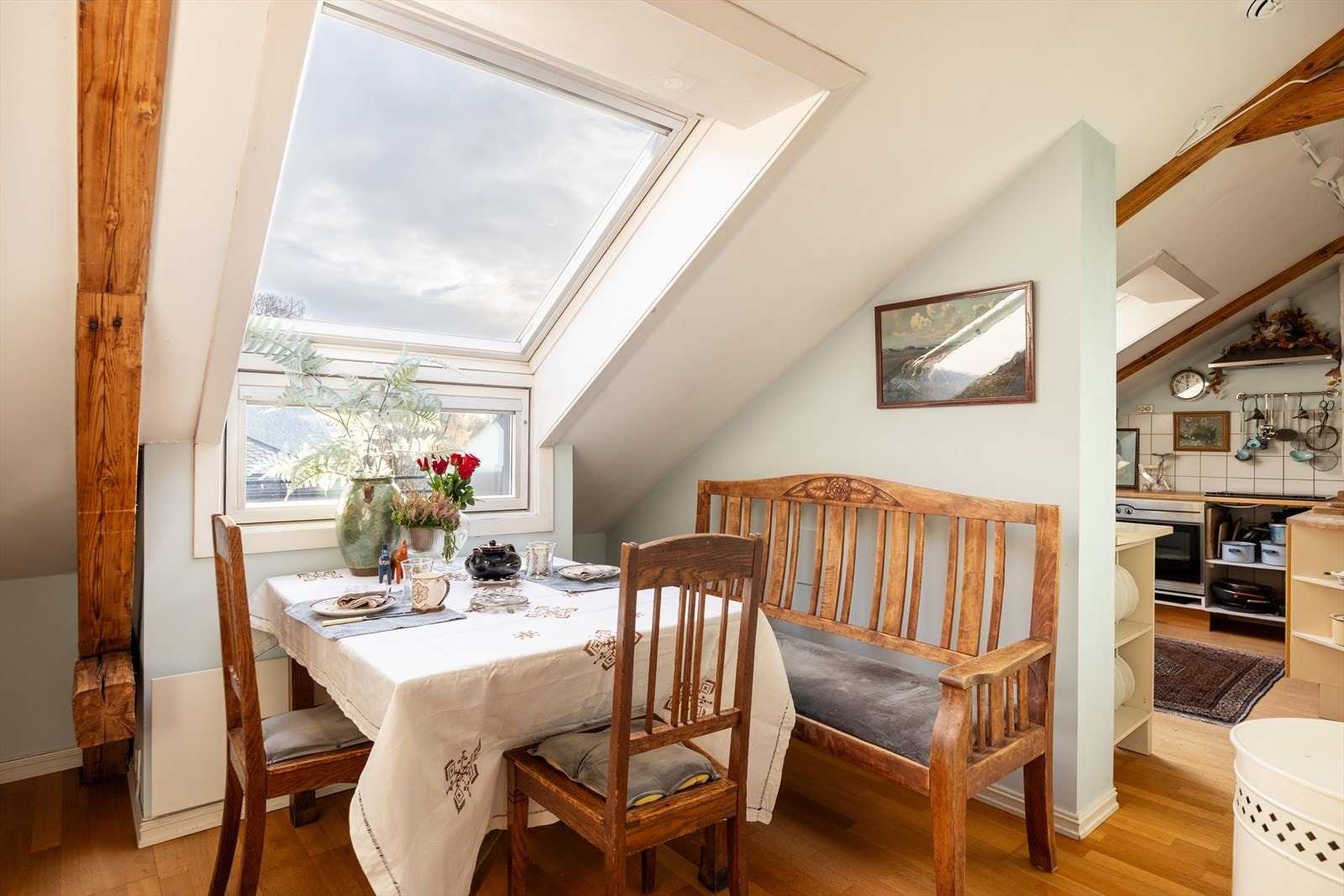 God plass til spisebord i naturlig tilknytning. Perfekt for hygglige kvelder med familie og venner Galleribilde