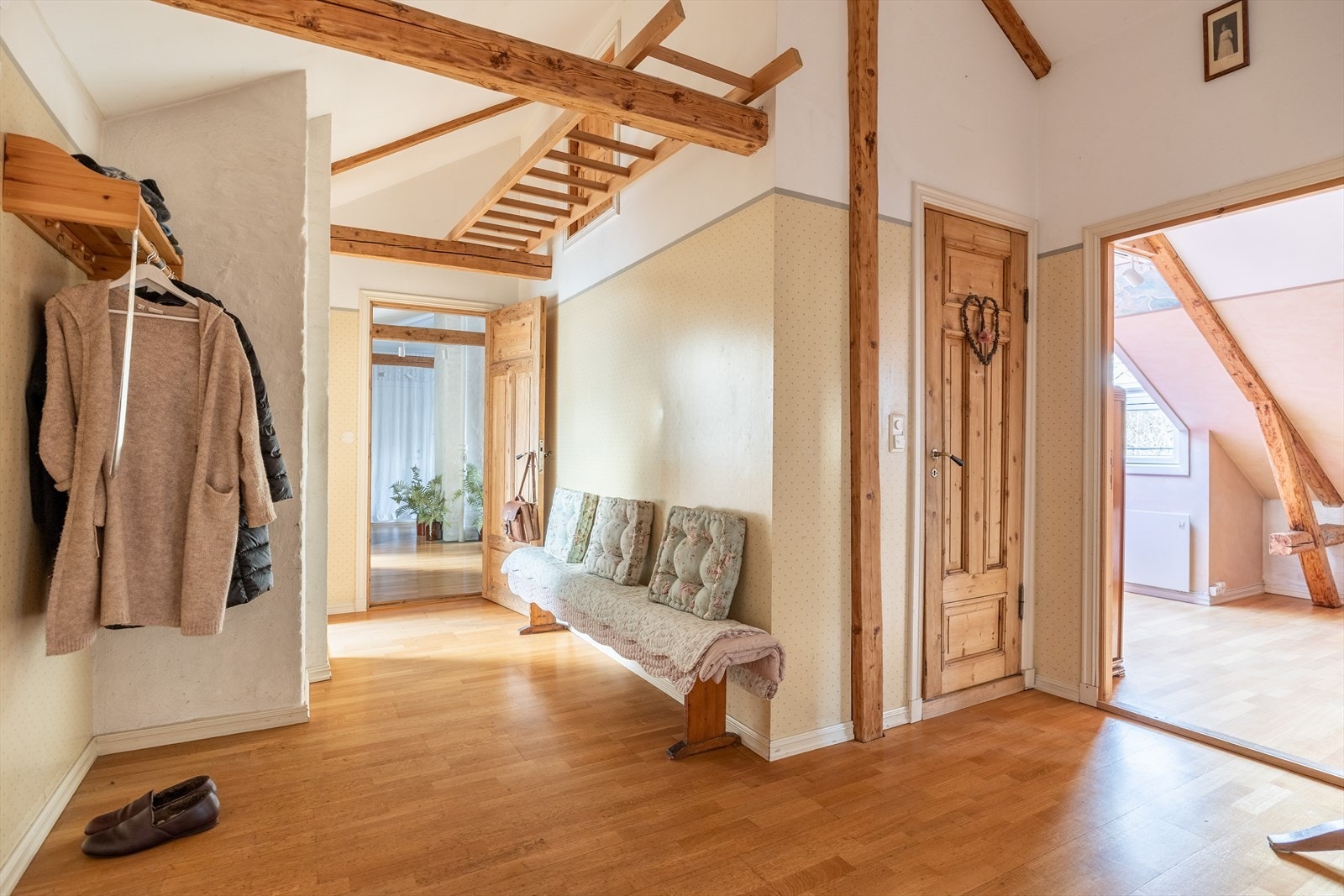 Romslig entré med parkett på gulv og malte overflater på vegger Galleribilde