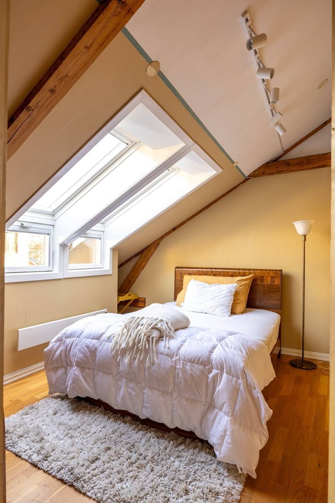 Soverom 2 med parkett på gulv og malte overflater. Trapp opp til liten hems Galleribilde