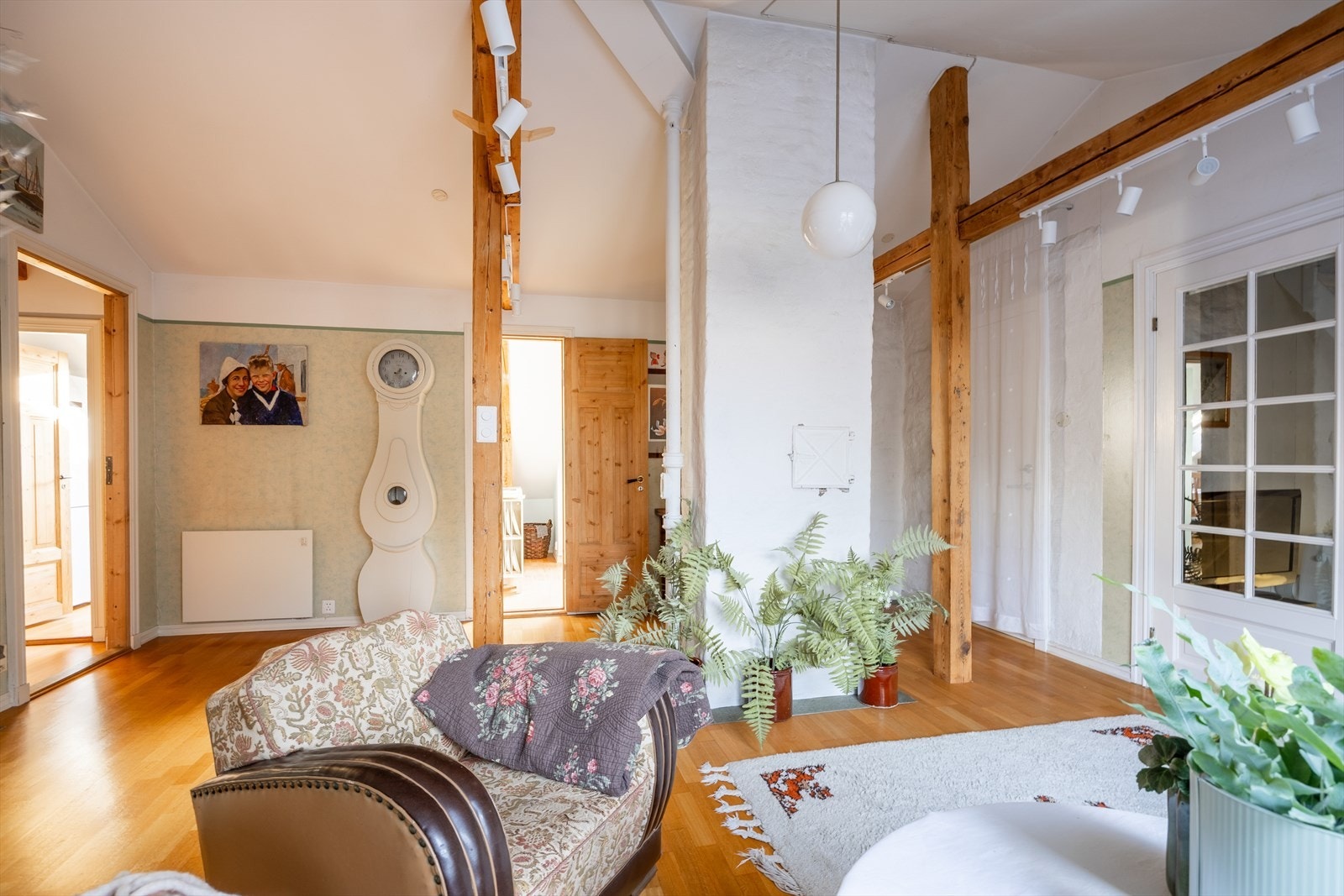 Stuen har en generøs takhøyde på 3,18 cm Galleribilde