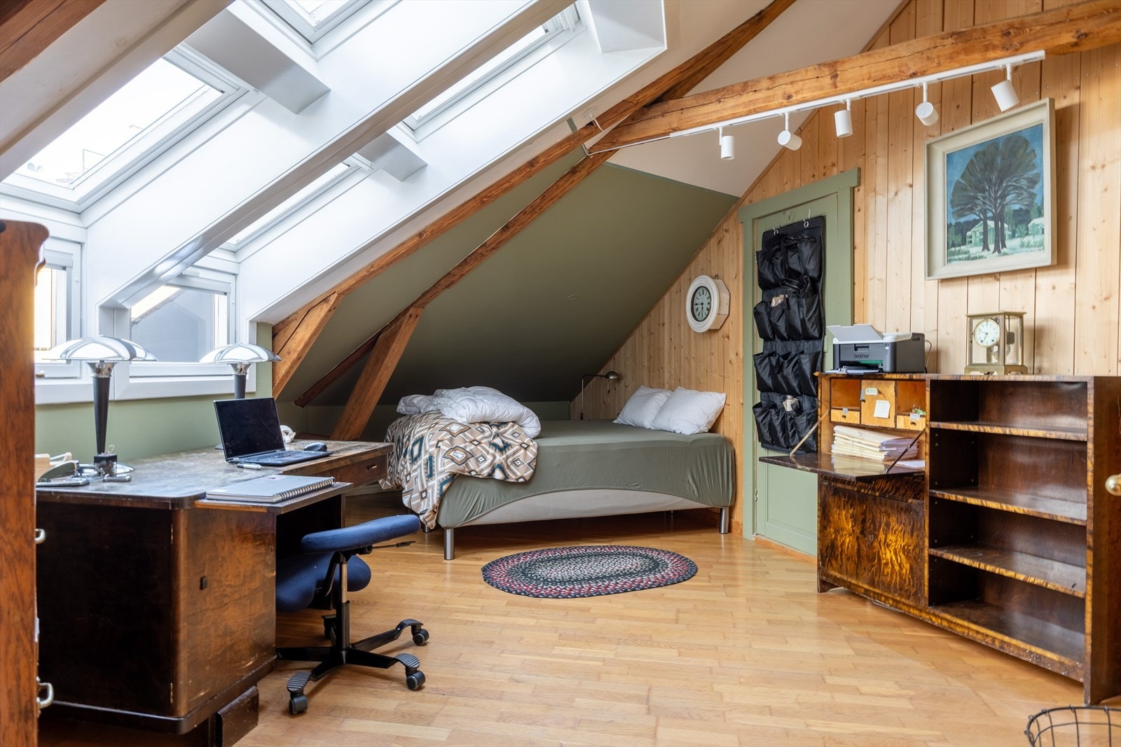 Her er det plass til både seng og kontorløsning Galleribilde