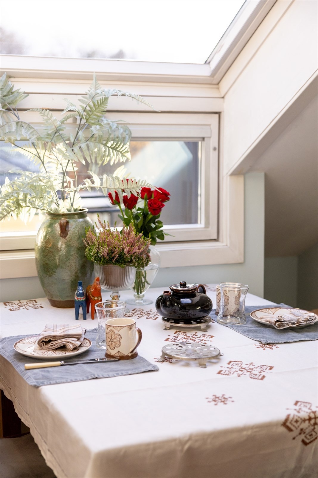 Nydelig lysinnslipp fra de store og mange vinduene Galleribilde