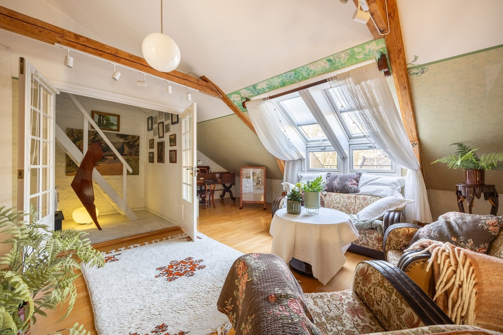 Store vindusflater som slipper inn rikelig med dagslys Galleribilde