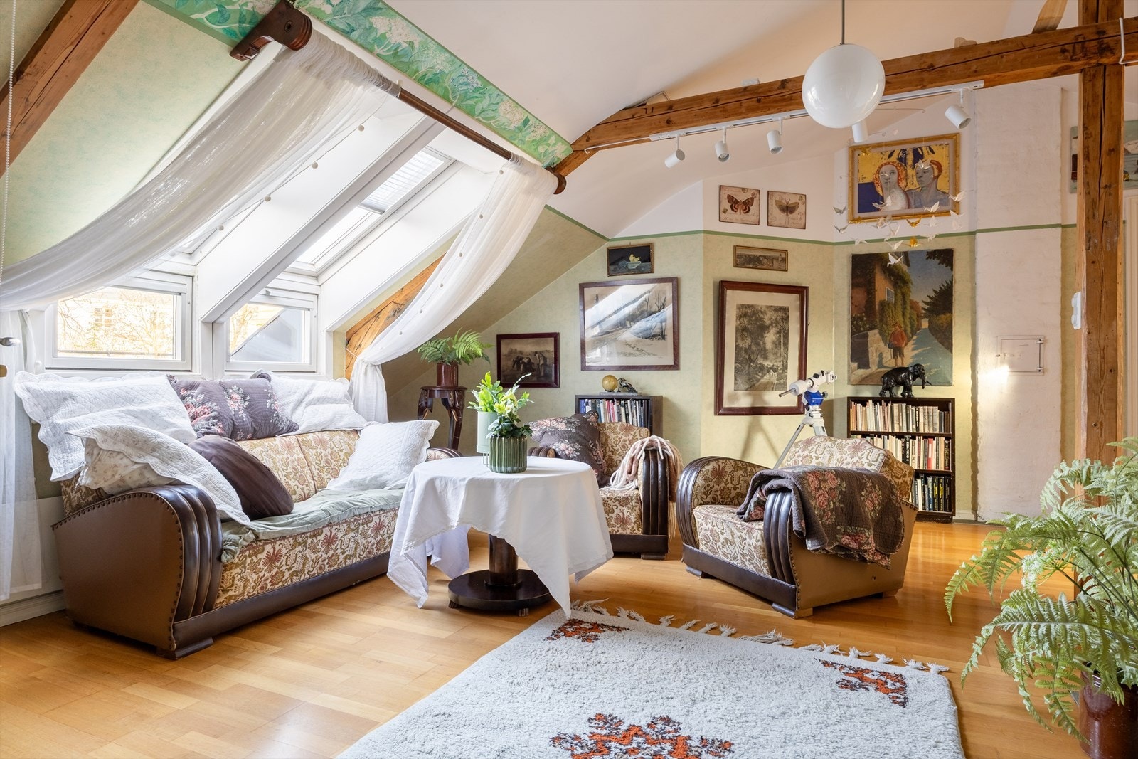 Innholdsrik toppleilighet med 2 soverom, kontor og 1 bad beliggende i byggets 4. etasje Galleribilde