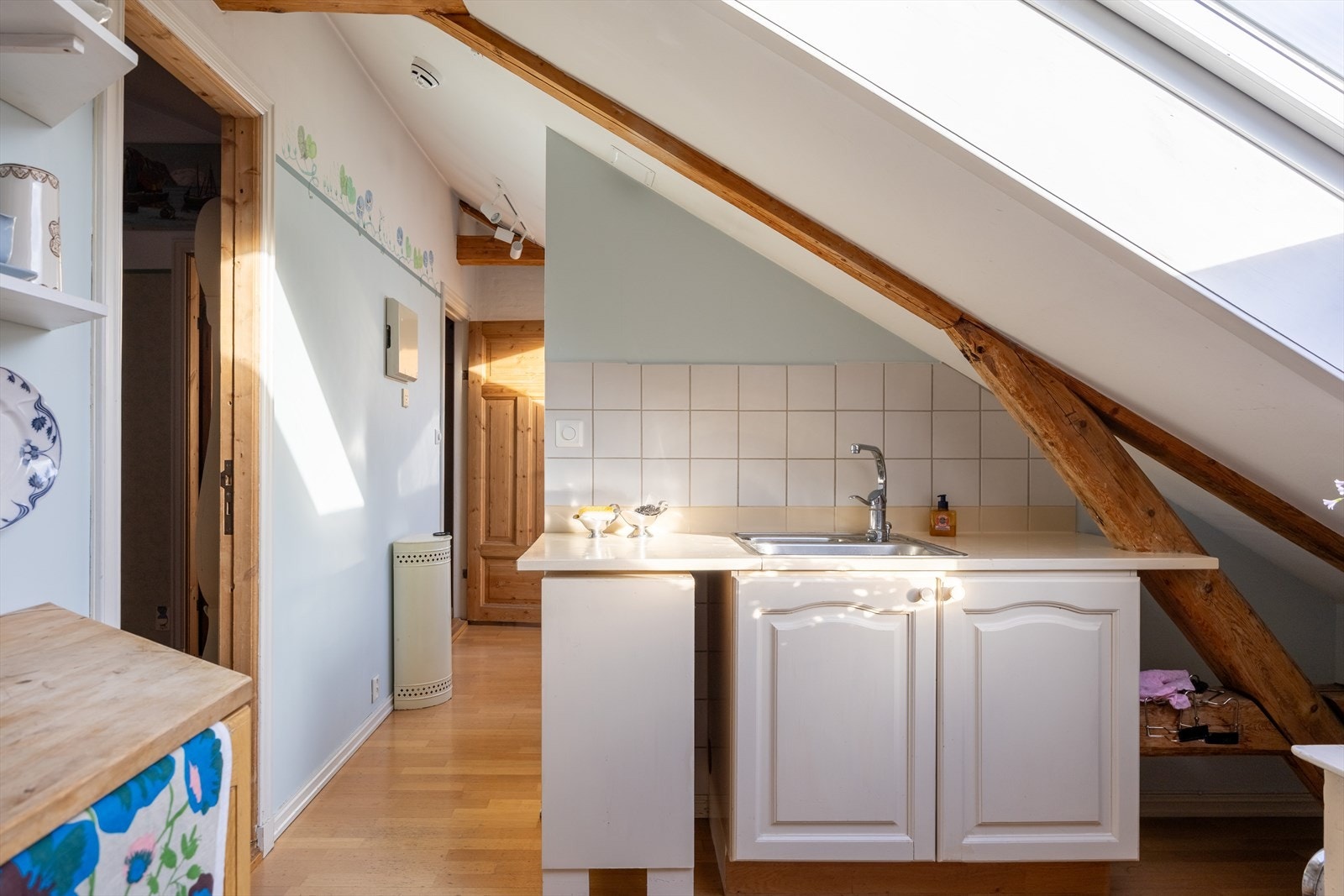 Leiligheten har et totalt et gulvareal på hele 152 kvm. (42 kvm av disse ikke måleverdig areal grunnet for lav takhøyde) Galleribilde