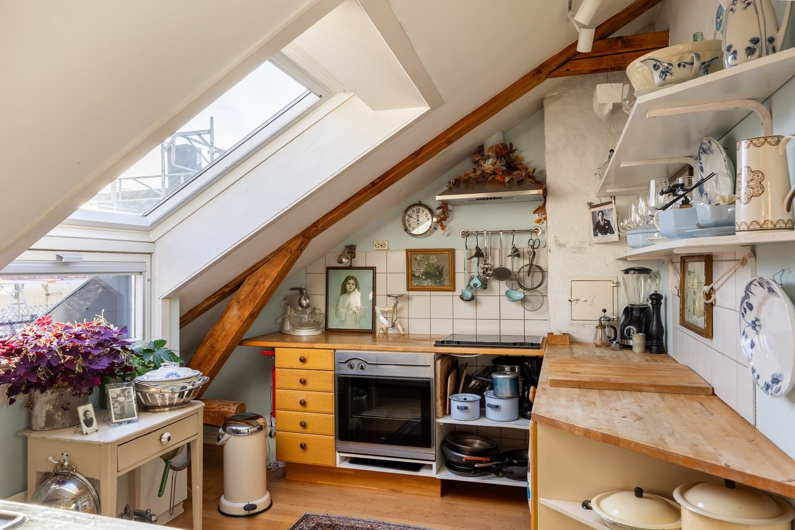 Innredning med opplegg for oppvaskmaskin og vifte over stekesonen samt integrert stekovn og platetopp Galleribilde