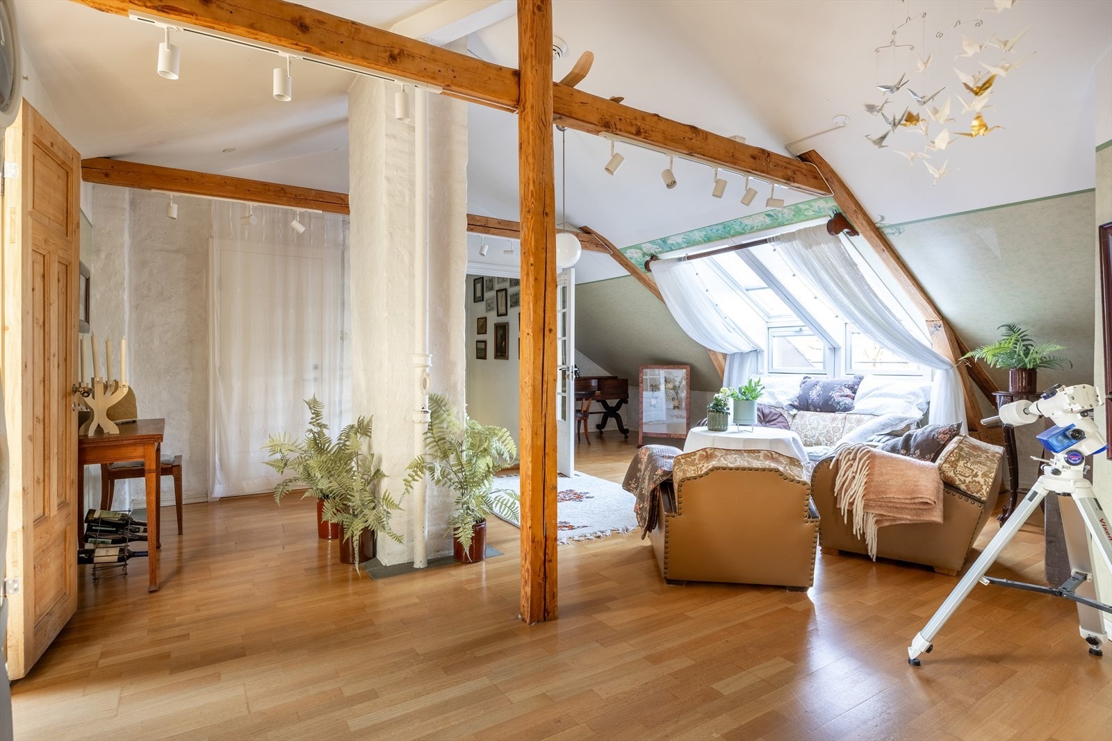 Leiligheten har en stor og luftig stue m/god plass til det man måtte ønske av møblement Galleribilde