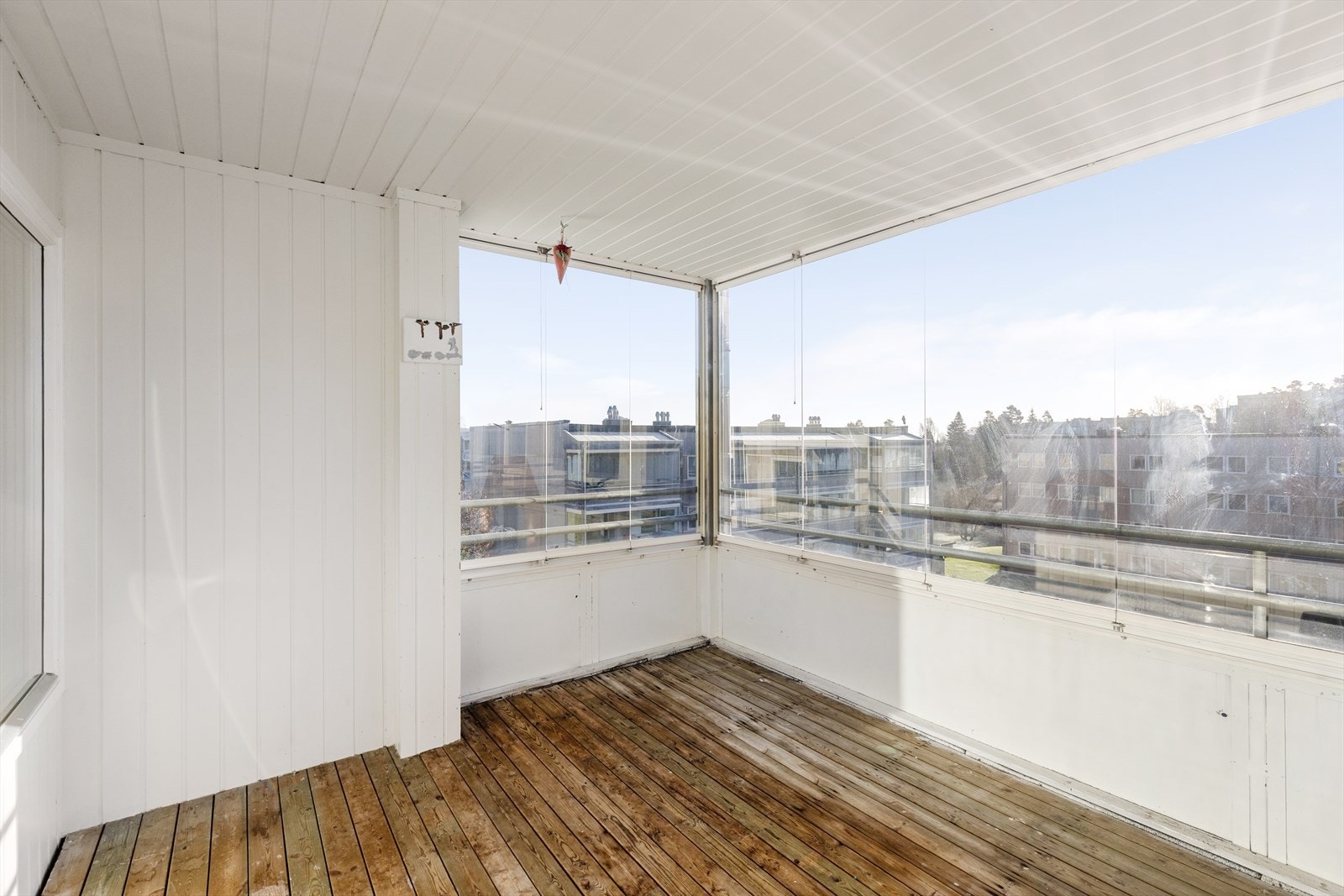 Her har boligen en 13 kvm stor innglasset balkong beliggende høyt og fritt. Galleribilde