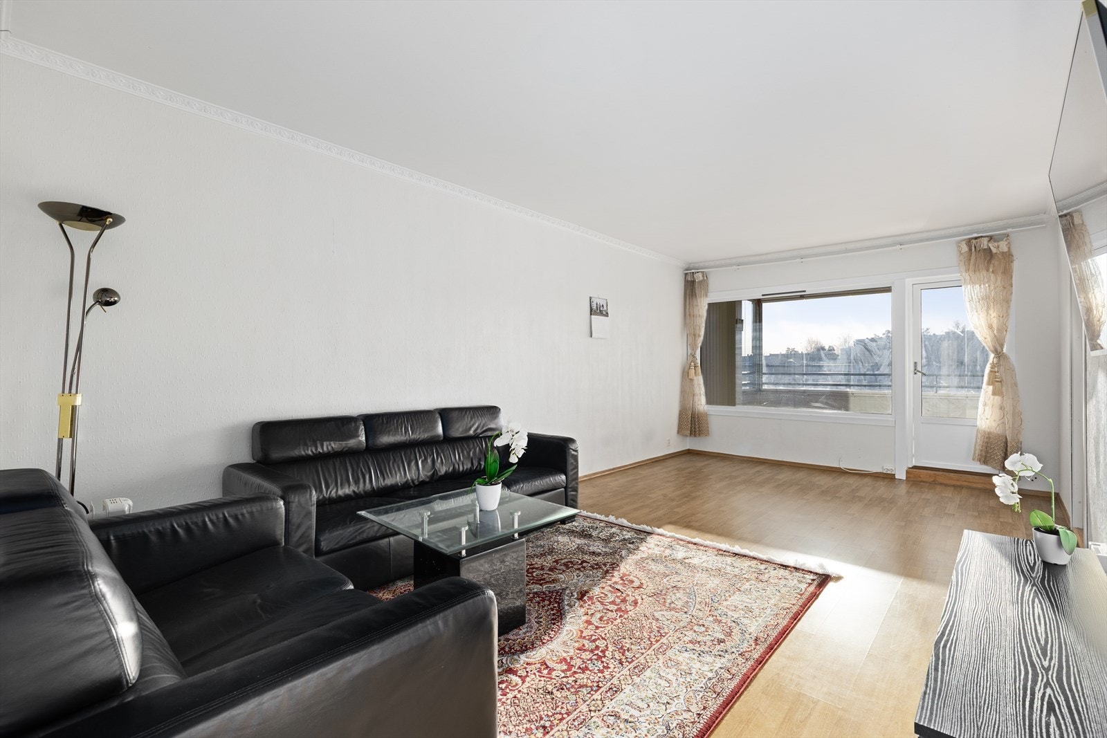 Stuen har store vindusflater som slipper godt med lys inn. Her er det plass til sofagruppe og spisestuebord. Galleribilde