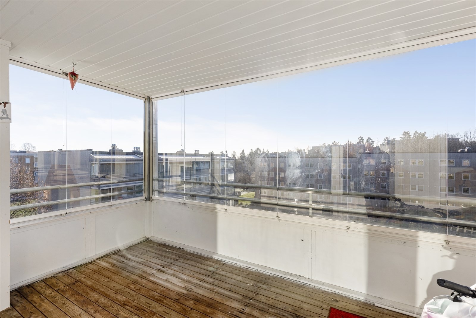 Balkongen ligger sydvendt og har fin utsikt mot Stigeråsen og utover borettslagets fellesareal. Fra balkongen er det inngang til stue. Galleribilde