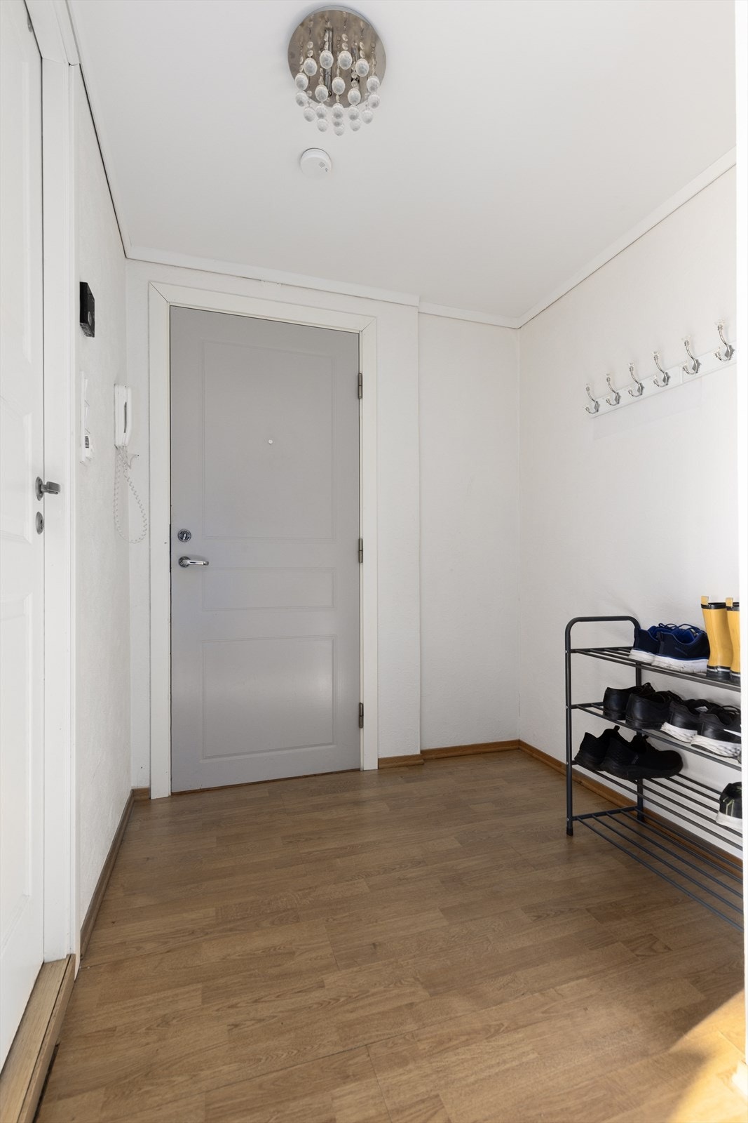 I entreen er det plass til sko og oppheng av yttertøy. Boligen disponerer en bod på 5 kvm i kjeller. Galleribilde