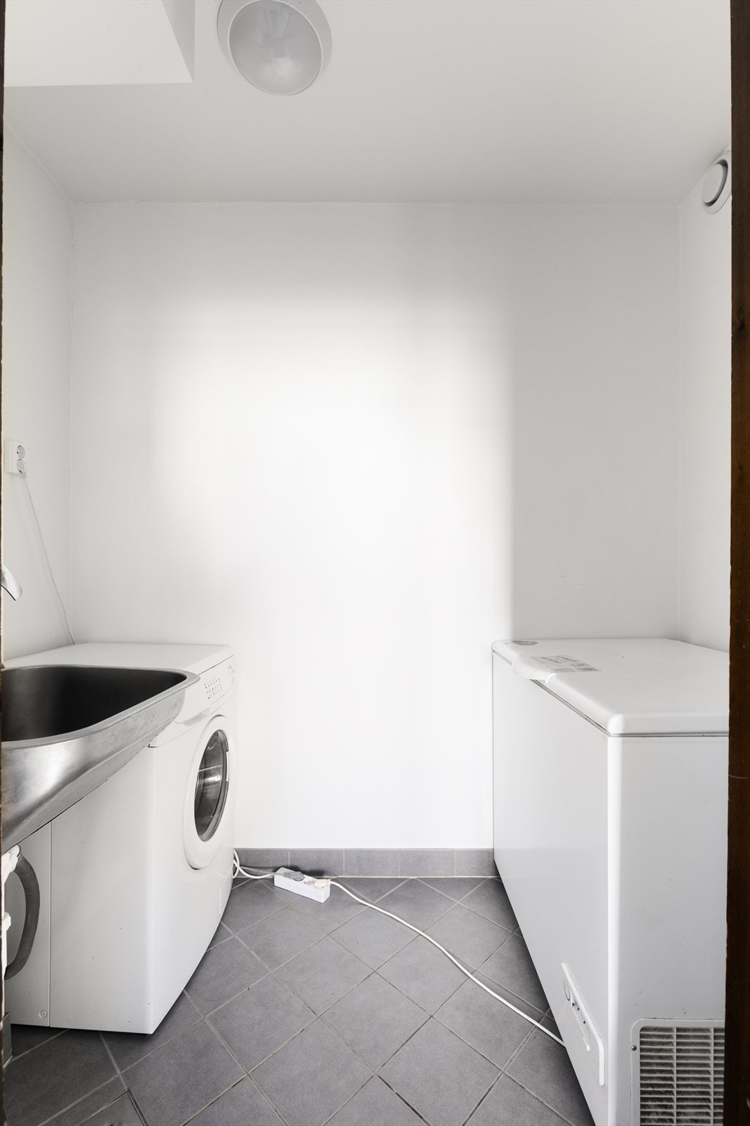 Innenfor kjøkkenet har boligen et praktisk vaskerom med flis på gulv og malte plater på vegger. Rommet har utslagsvask og opplegg for vaskemaskin. Det er balansert ventilasjon. Vaskerommet ble delvis pusset opp i regi av borettslaget i 2015. Galleribilde