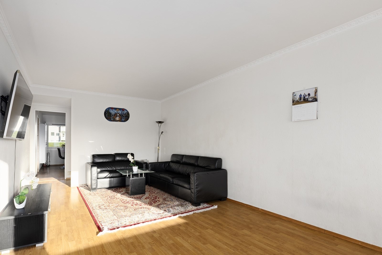 Boligen fremstår som en lys 3-roms leilighet med nyere bad, og praktisk og god planløsning.
Deler av boligen har behov for oppgradering. Galleribilde