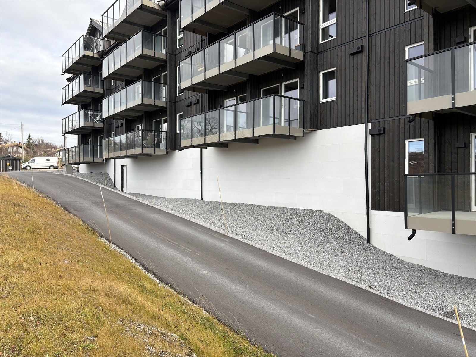 Det er tre leiligheter som er til salgs, alle like størrelse og utgangspunkt. Galleribilde