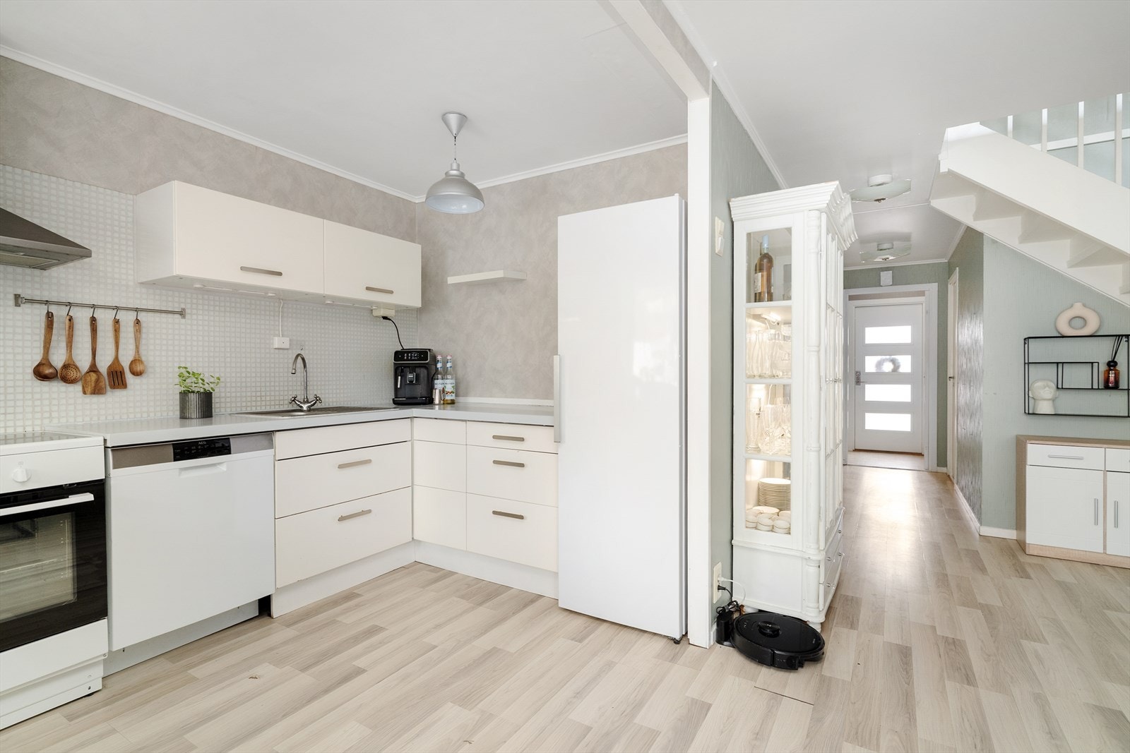 Kjøkkenet har nyere innredning med demping i skuffer og skap. Glatte fronter og heltre, malt benkeplate. Over stekesone er det ventilator med avtrekk ut. Kjøleskap og komfyr (ny i år, med induksjon) kan eventuelt følge med ved ønske. Galleribilde