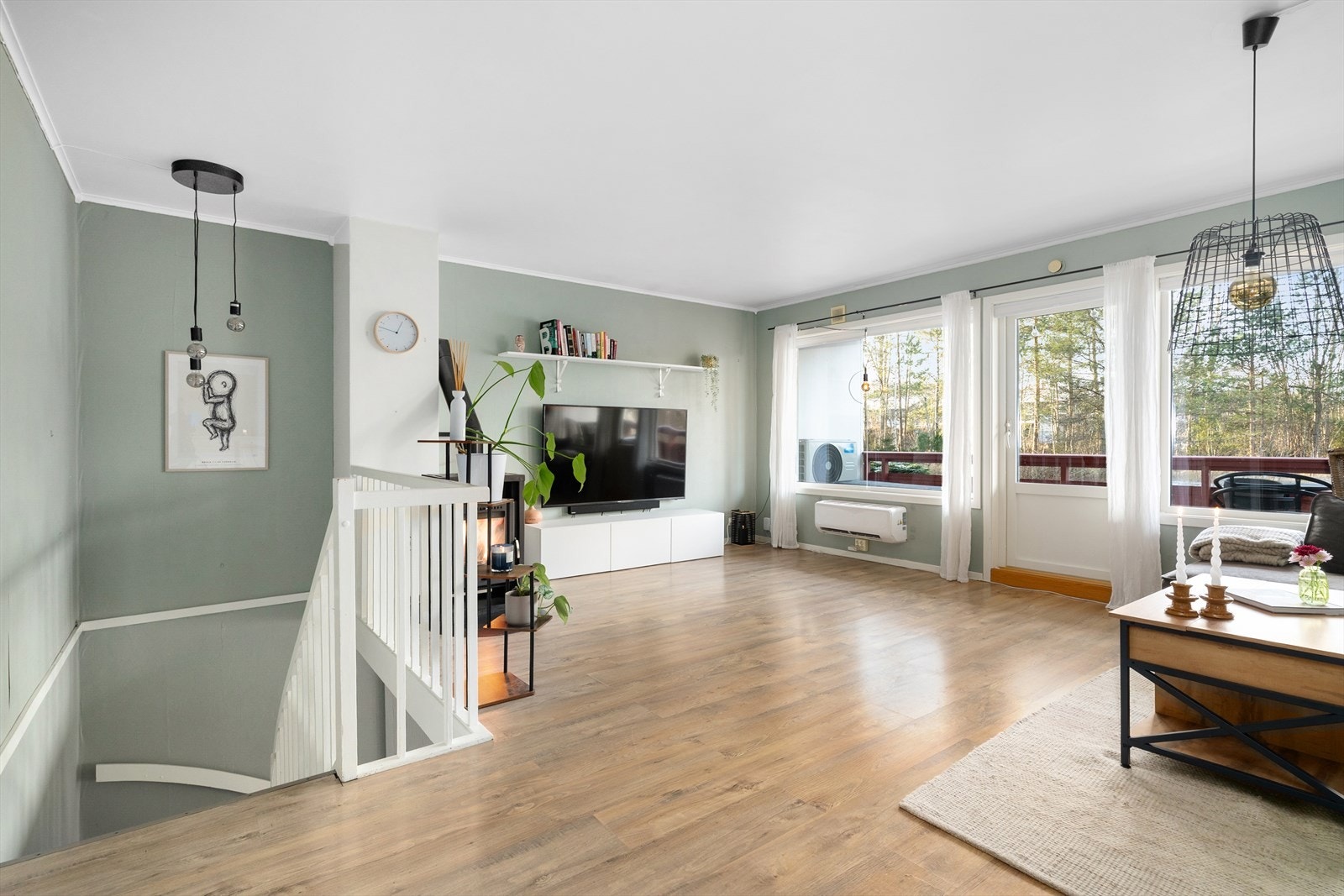 Boligen har et delikat stue i 2. etg., med flott vedovn for ekstra varme vinterstid. Galleribilde