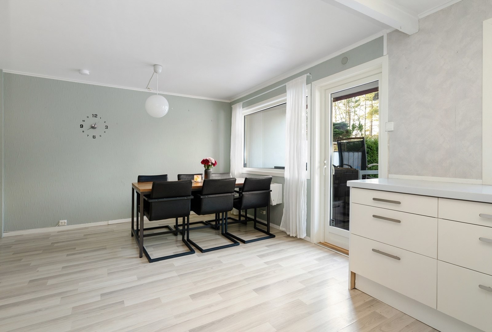 Vinduene slipper rikelig med naturlig lys til spiseplassen. Galleribilde