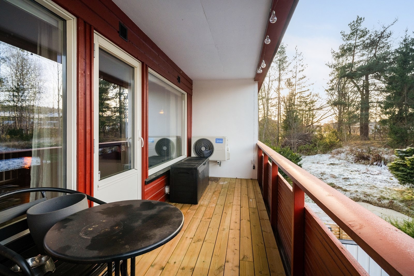 Det er utgang til en overbygget balkong med fin utsikt over nærområdet. Galleribilde