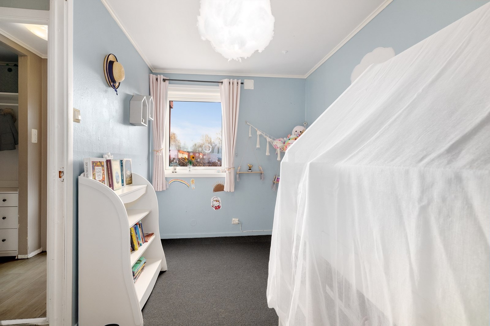 Det er et lyst og trivelig soverom i 1. etg. Galleribilde