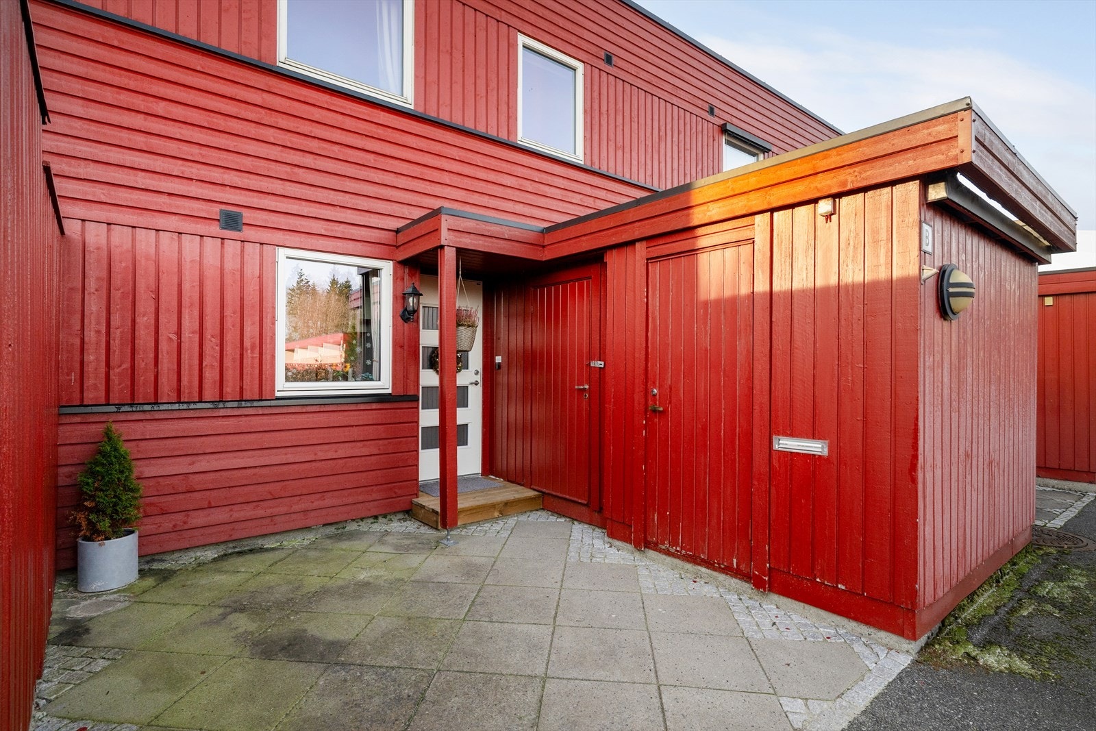 Pent inngangsparti med heller og belegningsstein, og her er det også oppført to praktiske boder. Galleribilde