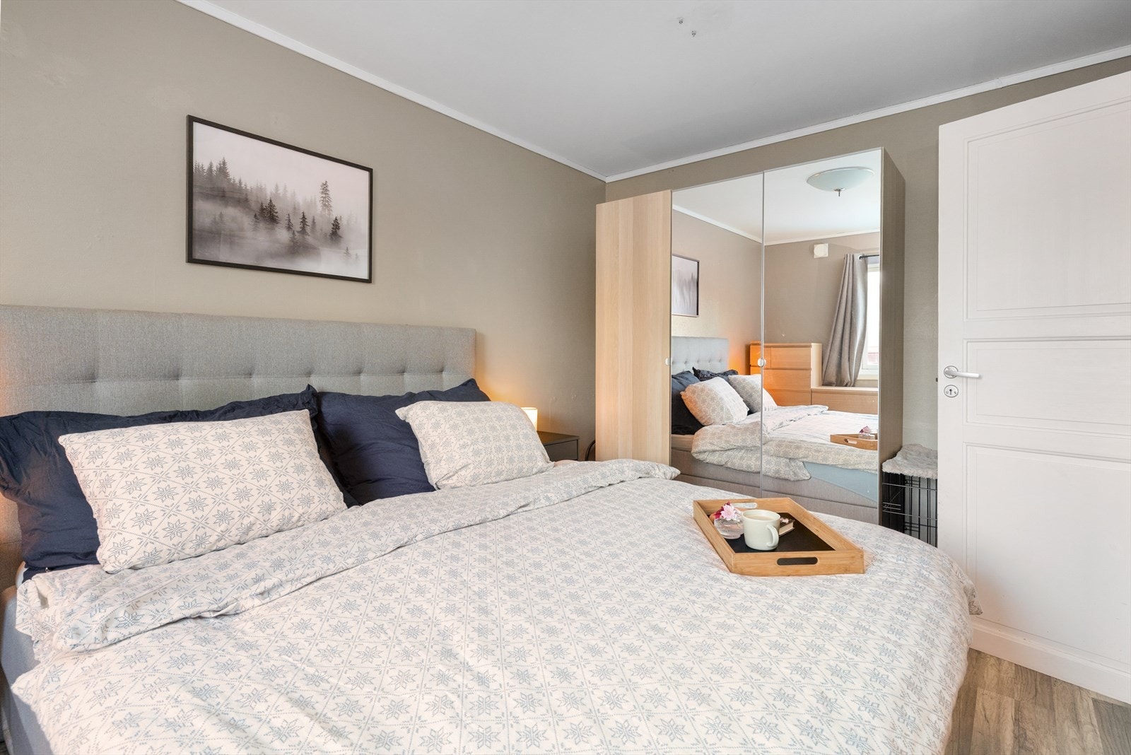 Hovedsoverommet har god plass til dobbeltseng. Galleribilde