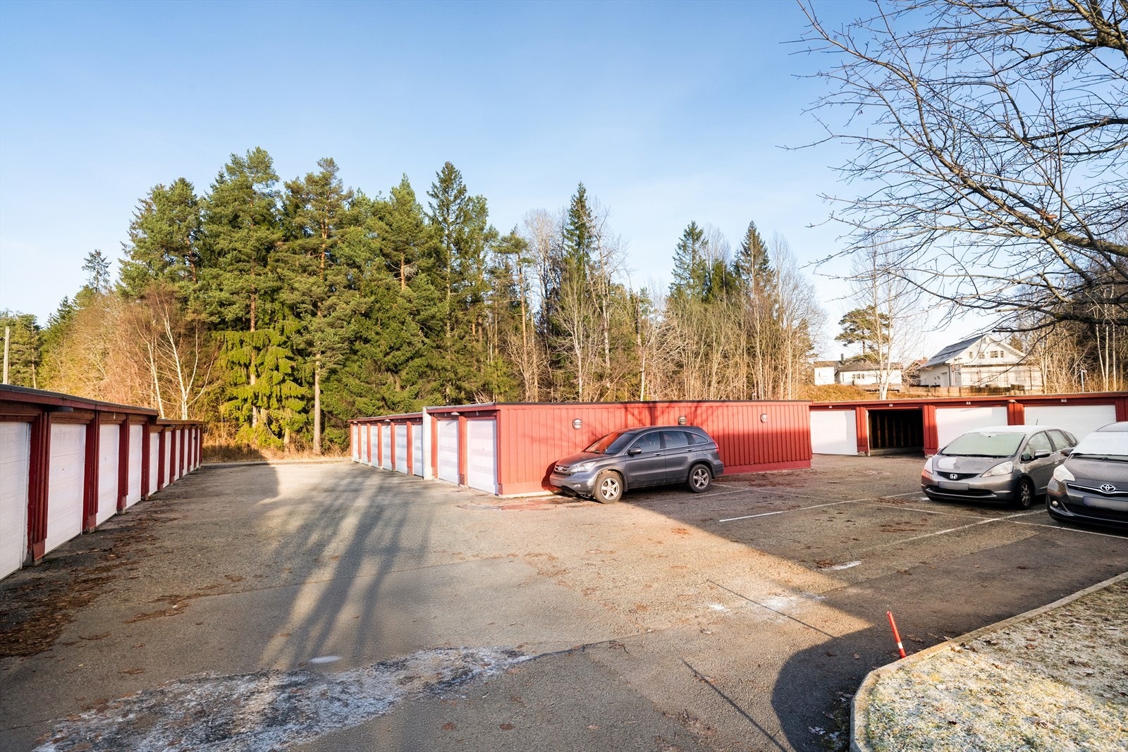 Tomten er ellers pent opparbeidet med felles grøntarealer, asfalterte internveier og felles parkeringsplass. Det er også garasjeanlegg med ventelisteordning. Galleribilde