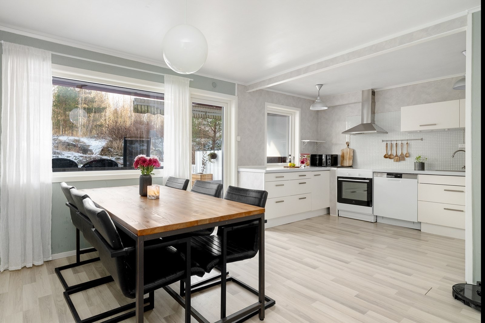 Leiligheten har gjennomgående god og moderne standard, samt tidsriktig interiør og fargevalg. Galleribilde