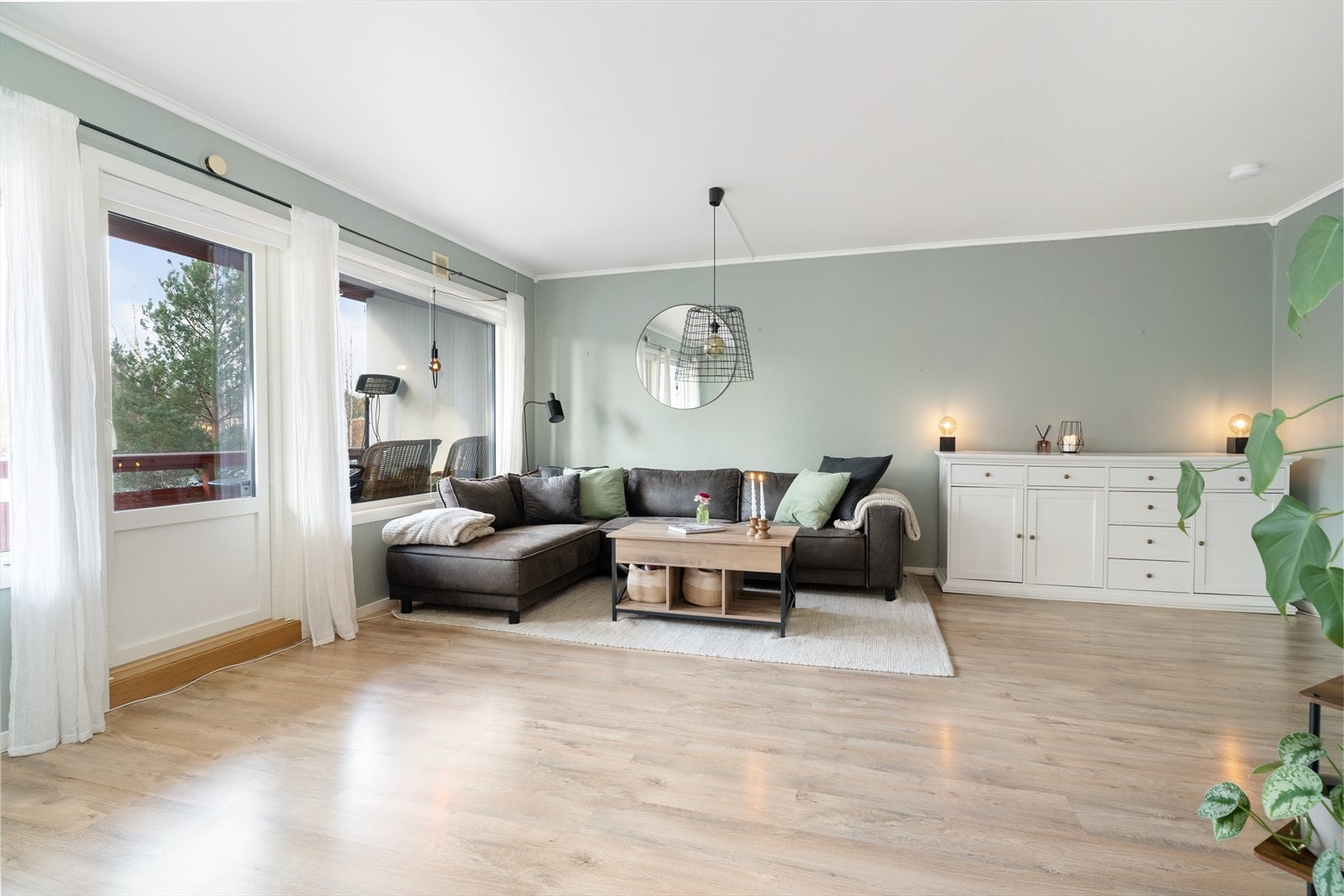 Stuen har god plass for sofagruppe og mediemøbelment. Kabel tv og internett er inkludert i felleskostnader. Galleribilde