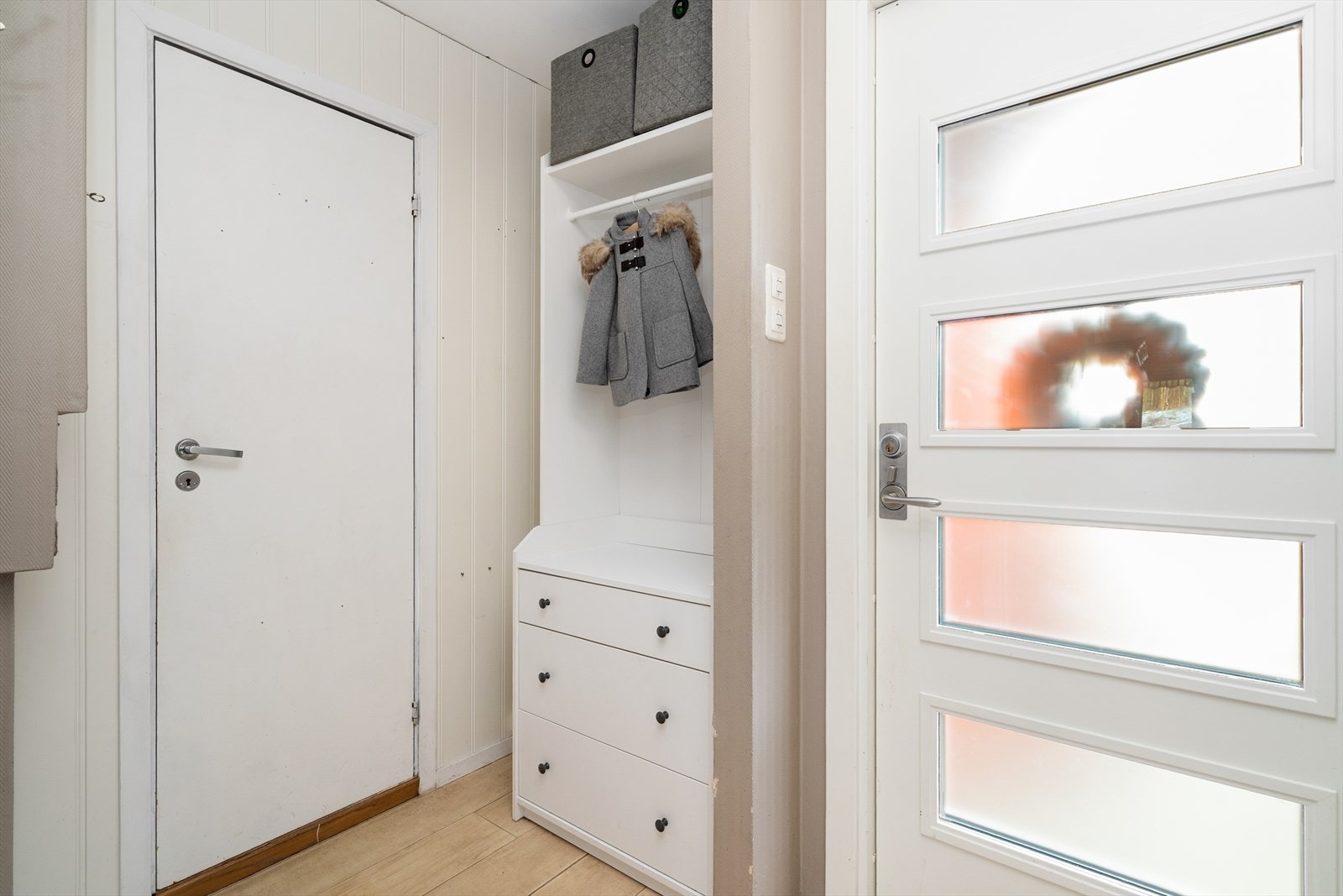 Entre med plass for yttertøy. En del av entre er innredet og omgjort uten at dette er søkt om og uten at nødvendig godkjennelse er gitt av kommunen. Galleribilde