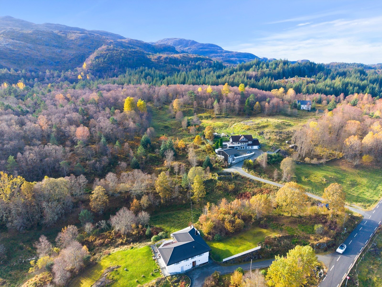 Tomten har kort avstand til bussholdeplass langs hovedvei. Galleribilde